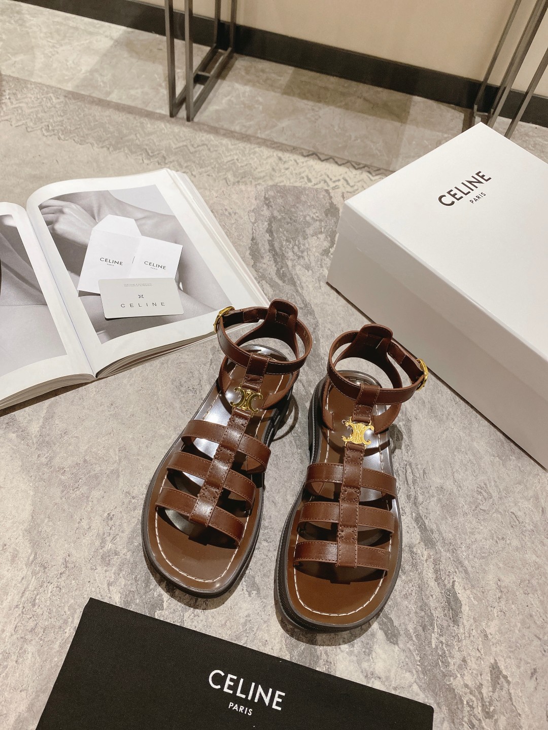 NO:249807,Case Celin* Silin's retro Roman sandals are nothing to say. It's right for the brand and appearance. It's a style that's completely lost after a glance. It's very heavy in weight and has a good texture. It's the feel that Roman sandals should have. It's paired with jeans, shorts, and skirts all look good... Fabric: imported vegetable tanned cowhide Inner: imported cowhide Outsole: open-mold anti-slip rubber/real leather midsole combination Size: 35-3940.41 order, sandals, celine, sandals, skirts, shorts, jeans, cowhide19860909批 Celin*思琳这双复古罗马凉鞋没啥好说的 冲着品牌和颜值 属于看一眼就对 再看一眼完全就沦陷的款式 自重很重 质感很好 就是罗马小凉鞋该有的feel 搭配牛仔裤 短裤 裙子都好看... 面料:进口植鞣牛皮 内里:进口牛皮里 大底:开模防滑橡胶/真皮中底组合 码数:35-3940.41订,凉鞋,celine,sandals,skirts,shorts,jeans,cowhide,Women's Shoes