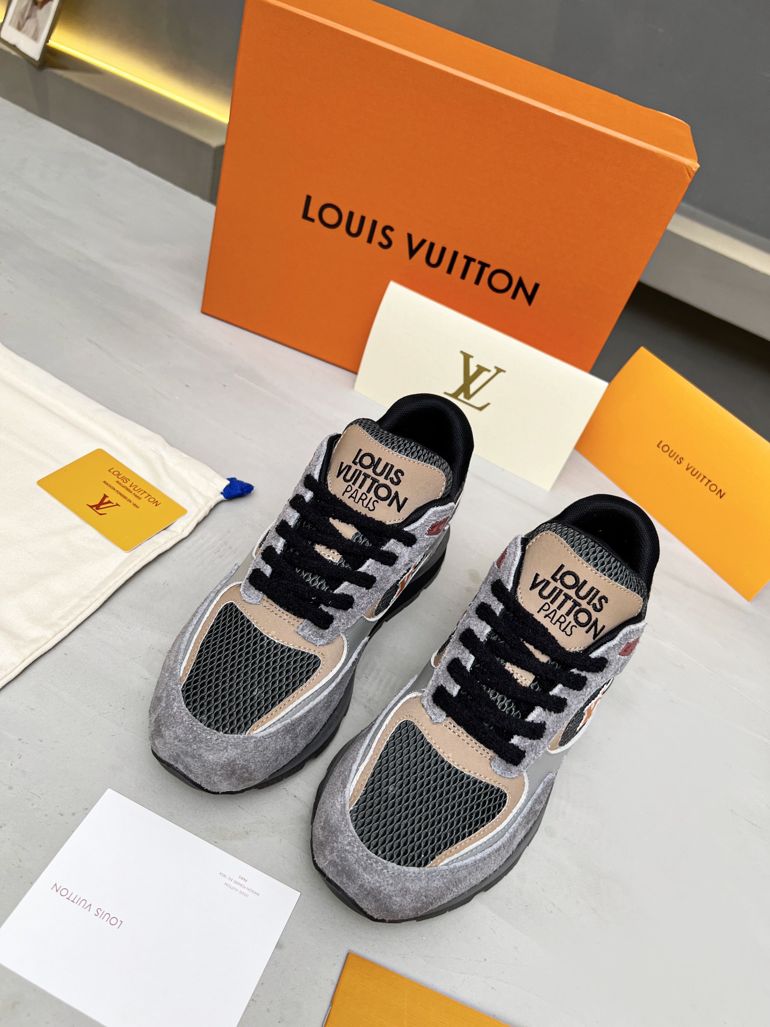 NO:828803,Real-price new color couple's popular L family catwalk model, the original 1:1 developed top version!  !  !  The upper is made of silk cowhide imported from Italy + 3D printed gradient mesh, with luminous, electro-embroidered logos on the tongue and heel. The sides are decorated with brand LOGOs, original molded feet and original mesh breathable lining. The foot feels super comfortable. Specially available original TPU combination outsole. 39-45#, louis vuitton, cowhide19860909实价新色情侣爆款L家走秀款,原版1:1开发顶级版本！！！ 鞋面由意大利进口丝绸牛皮+3D打印渐变色网面、带夜光、鞋舌、后跟电绣logo标志,侧边饰有品牌LOGO标志、原版成型垫脚原版网布透气内里,脚感超舒适.特供原版TPU组合大底.39-45#,,louis vuitton,cowhide,Men's shoes