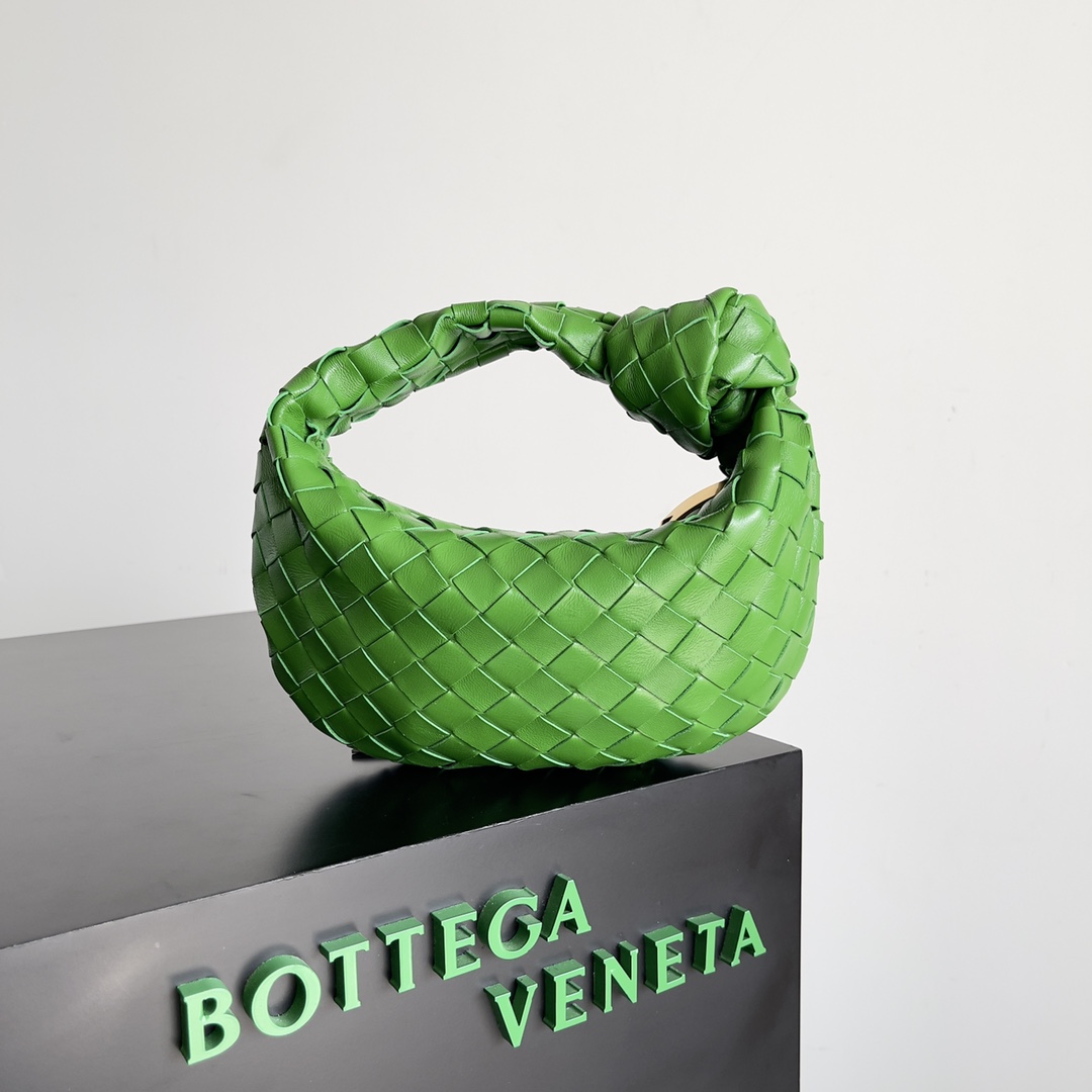 Bottega veneta͙.———\n最新款编织打结hobo \n    顶级小羊皮皮质很软，包形独特特别实用耐装，保留了传统的编织元素的同时多了几分张扬～ 采用羊皮手工编织制作 拉链开合 弧形无缝结构 搭配起来毫不费力 力荐  市场最高端欢迎来对比\n         【出厂均配全套包装】\nsize：xxcm。   型号：