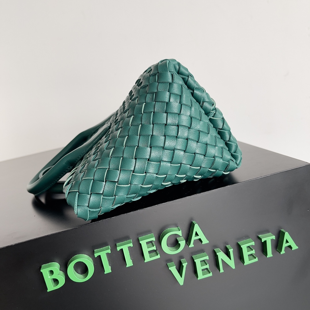BVMiniCabat限量款迷你菜篮子经典包款推出迷你号不同风格造型都能搭配出满满的时尚感喜欢的你一定不