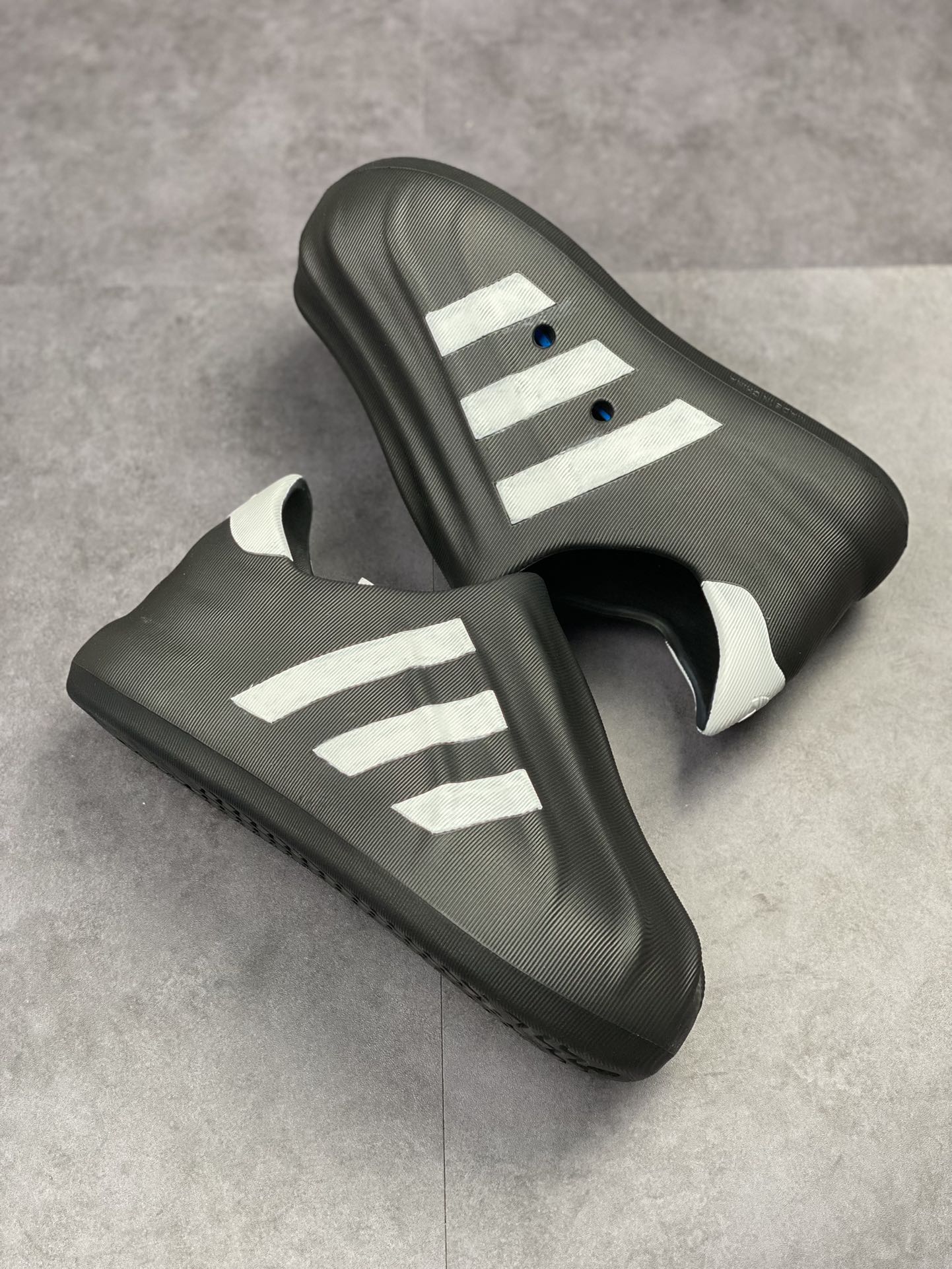 The adiFom Superstar shoe is built with a one-piece body