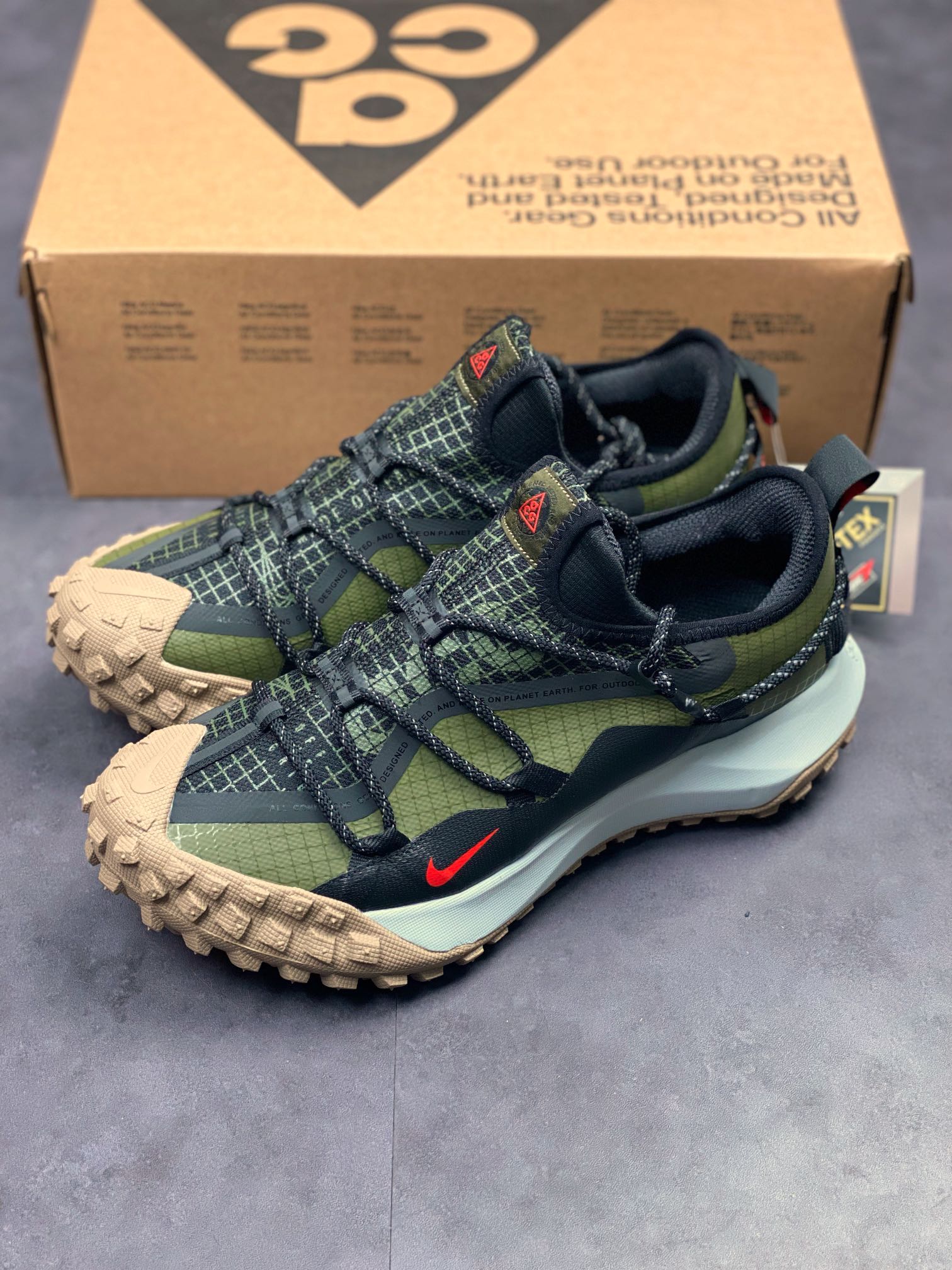 Nike ACG Mountain Fly Low GORE-TEX outdoor mountaineering sneakers/black and green DO9334-300