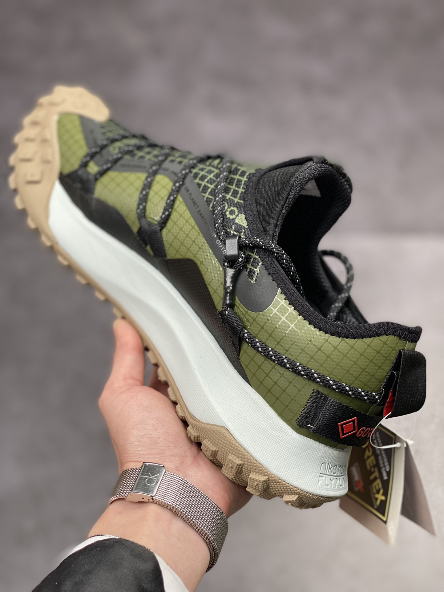 Nike ACG Mountain Fly Low GORE-TEX outdoor mountaineering sneakers/black and green DO9334-300