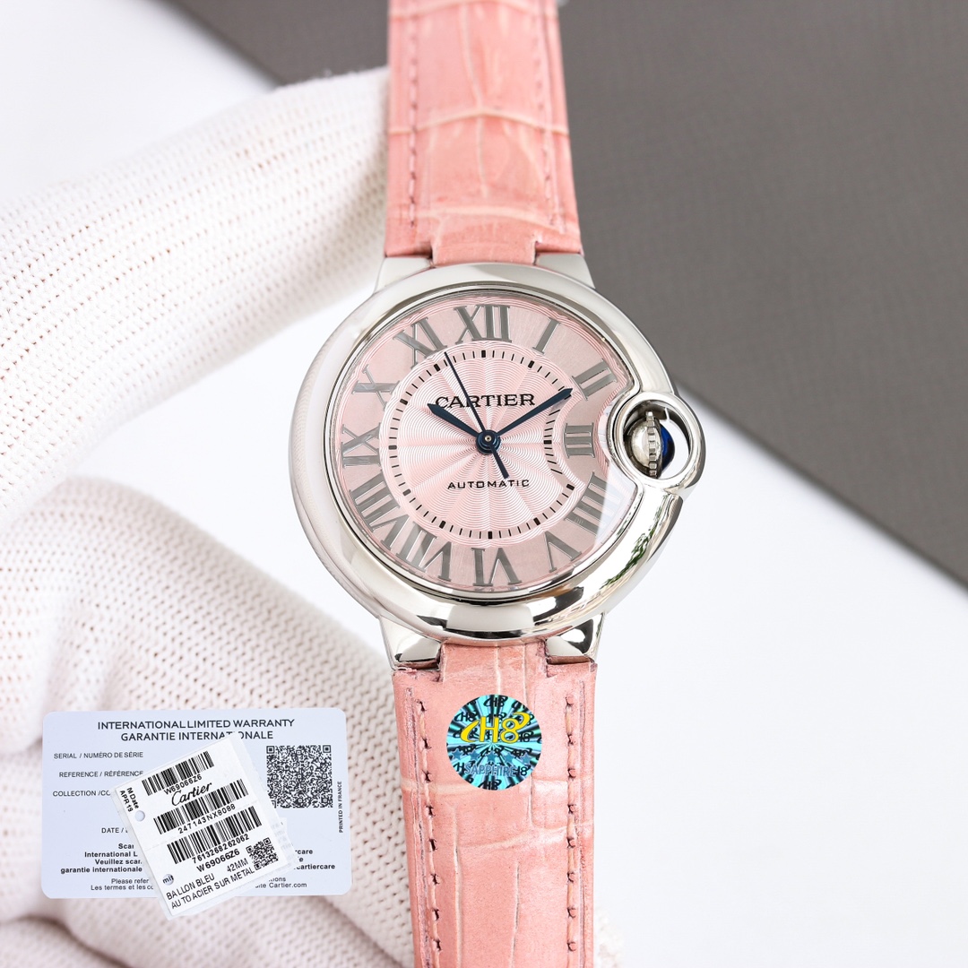 复刻表批
顶级完美复刻的卡地亚蓝气球系列,男款33mm 搭载进口瑞士2824机芯 顶级完美复刻,细节打磨,水珠(鱼眼泡)蓝宝石玻璃镜面,烧钢蓝指针颜色,把头弧度,底盖编码。独立包装,认准钢带两条红色线为台湾厂⚠️请认准独家品质