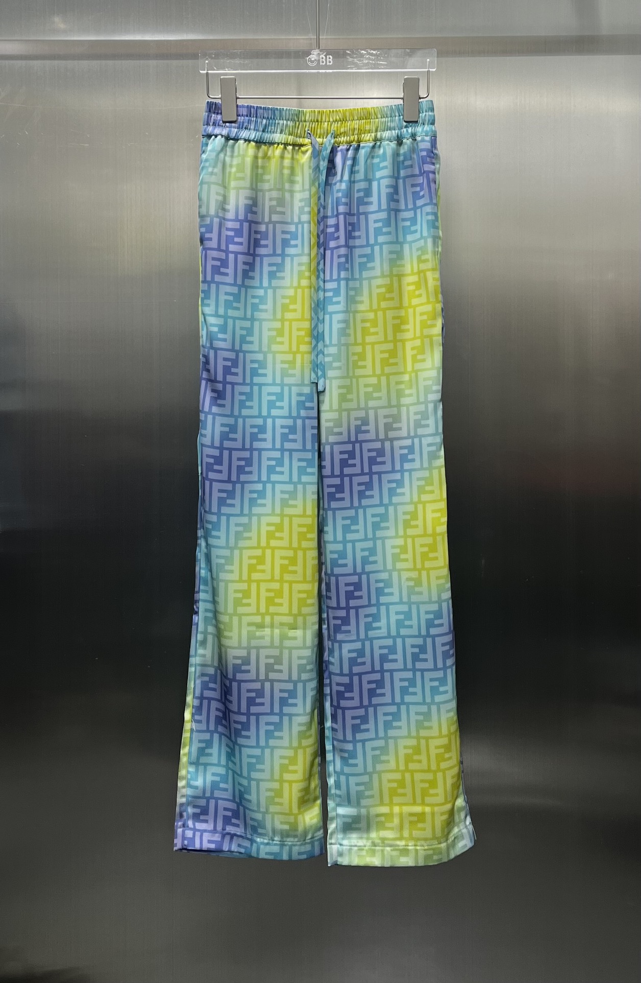 NO:696873,Fend*/ New arrivals Straight-leg casual trousers Customized jacquard high-end fabric Exquisite letter pattern Loose straight cut Waist adjustable lace design Can be adjusted according to body shape The upper body is comfortable and cool Versatile and fashionable The texture and luster of the fabric Super enhances temperament and charm High version 2 colors,,fendi,19860909Fend*/ 新品上架直筒休闲长裤 定制提花高端面料 精致字母图案 宽松直筒剪裁 腰间调节系绳设计 可根据体型调节 上身舒适冰爽 百搭时髦 面料的质感与光泽 超抬气质与魅力  高版本2色,,fendi,,Women's clothing