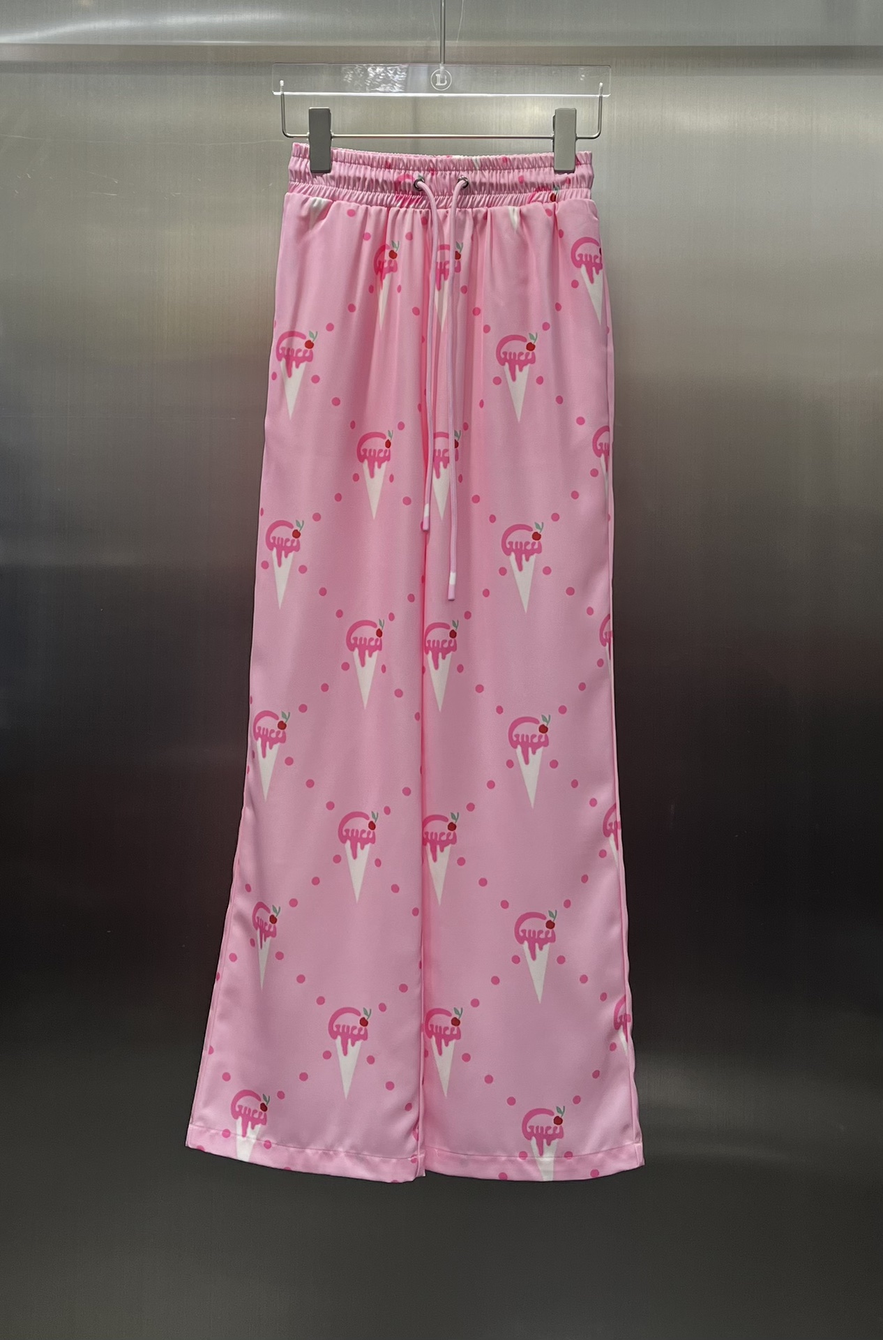 NO:696887,Gucc*/ New Arrival Straight casual trousers Customized high-end jacquard fabric Exquisite letter pattern Loose straight cut Waist adjustable lace design Can be adjusted according to body shape The upper body is comfortable and cool Versatile and fashionable The texture and luster of the fabric Super enhances temperament and charm High version 2 colors,,gucci,19860909Gucc*/ 新品上架直筒休闲长裤 定制提花高端面料 精致字母图案 宽松直筒剪裁 腰间调节系绳设计 可根据体型调节 上身舒适冰爽 百搭时髦 面料的质感与光泽 超抬气质与魅力 高版本2色,,gucci,,Women's clothing