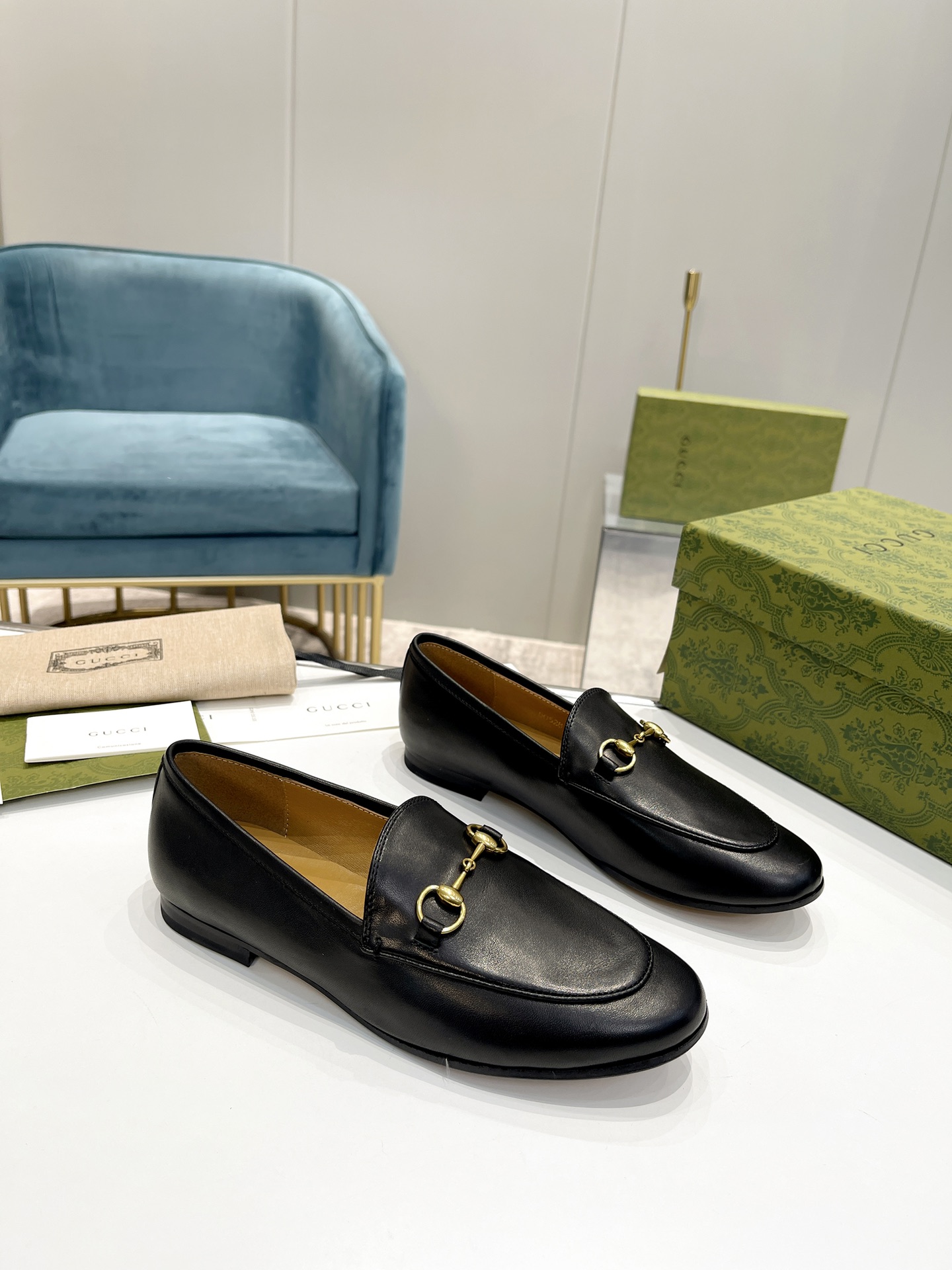 NO:391278,Purchase top-level single shoe leather surface, pure mixed-bred sheep fabric, no difference between the off-white original custom leather and the original. Imported water soft sheepskin inside. Sole Italian genuine leather sole. Size 35/40. Correct size. Ps1 All shoes are no longer in use in Water Port Treasure this year, and all are changed to hot melt adhesive. 2 horse-bit single shoe series are all changed to forefoot covers and are very comfortable. Loafers, loafers, sheepskin19860909代购顶级版本单鞋皮面, 面料纯混种羊,米白色原版定做皮料与原版无差异.内里进口水软羊皮.鞋底意大利真皮底.码数35/40.正码.Ps1今年所有鞋子都不在用水港宝了,全部改做热熔胶.2马衔扣单鞋系列全部改为前掌套包工艺复杂但舒适度极高.,乐福鞋,loafers,sheepskin,Women's Shoes