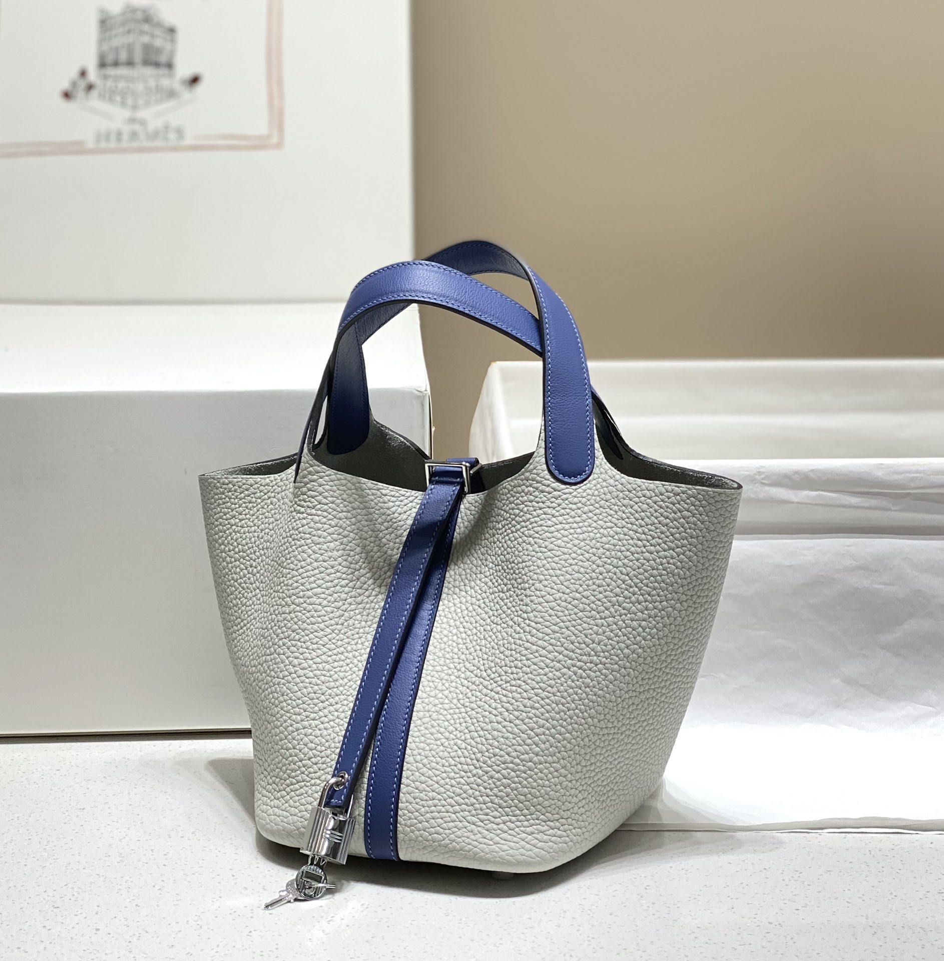 NO:698788,The latest color matching series Pearl Gray/Ming Lan If you know enough about Hermès, you will know that it is Hermès’ only bucket-style bag~ The classic color matching design adds a lot of highlights to the low-key vegetable basket, and the charm is instantly increased a hundred times - - Hermès vegetable basket Hand-sewn version Togo wax thread Ready in stock 18Cm, Hermes, hermes, Hermes,19860909最新拼色系  珍珠灰/明兰 如果对爱马仕足够了解就会知道 是爱马仕唯一一款水桶式包袋～ ‘’经典拼色设计给低调菜篮增添不少亮点 魅力感瞬间提升百倍 - - 爱马仕菜篮子 手工缝制版 Togo 蜡线 现货18Cm,爱马仕,hermes,Hermes,,Bag