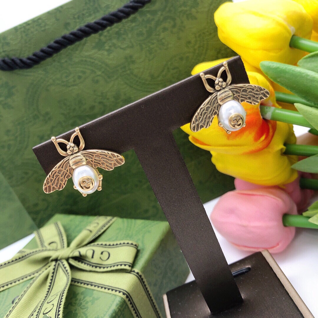 编号GED0146
👑古驰小蜜蜂🐝耳钉 耳环 时尚优雅，翅膀镶嵌白色水晶，可搭配各种造型，增添耀眼光彩！