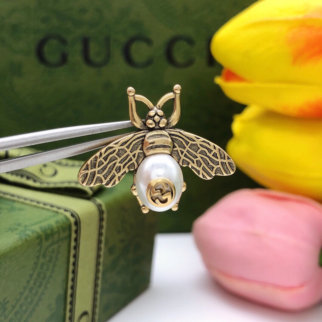 编号GED0146
👑古驰小蜜蜂🐝耳钉 耳环 时尚优雅，翅膀镶嵌白色水晶，可搭配各种造型，增添耀眼光彩！