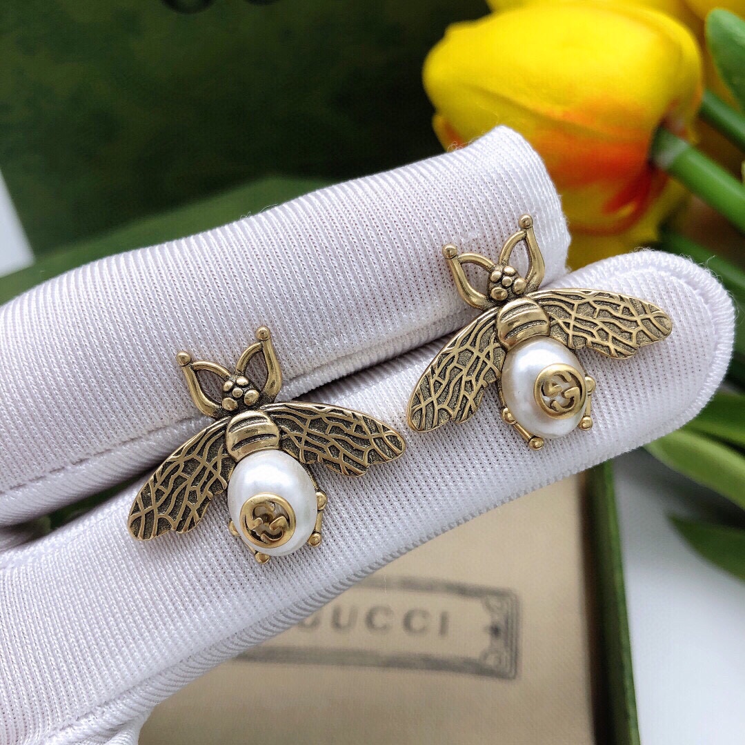 编号GED0146
👑古驰小蜜蜂🐝耳钉 耳环 时尚优雅，翅膀镶嵌白色水晶，可搭配各种造型，增添耀眼光彩！