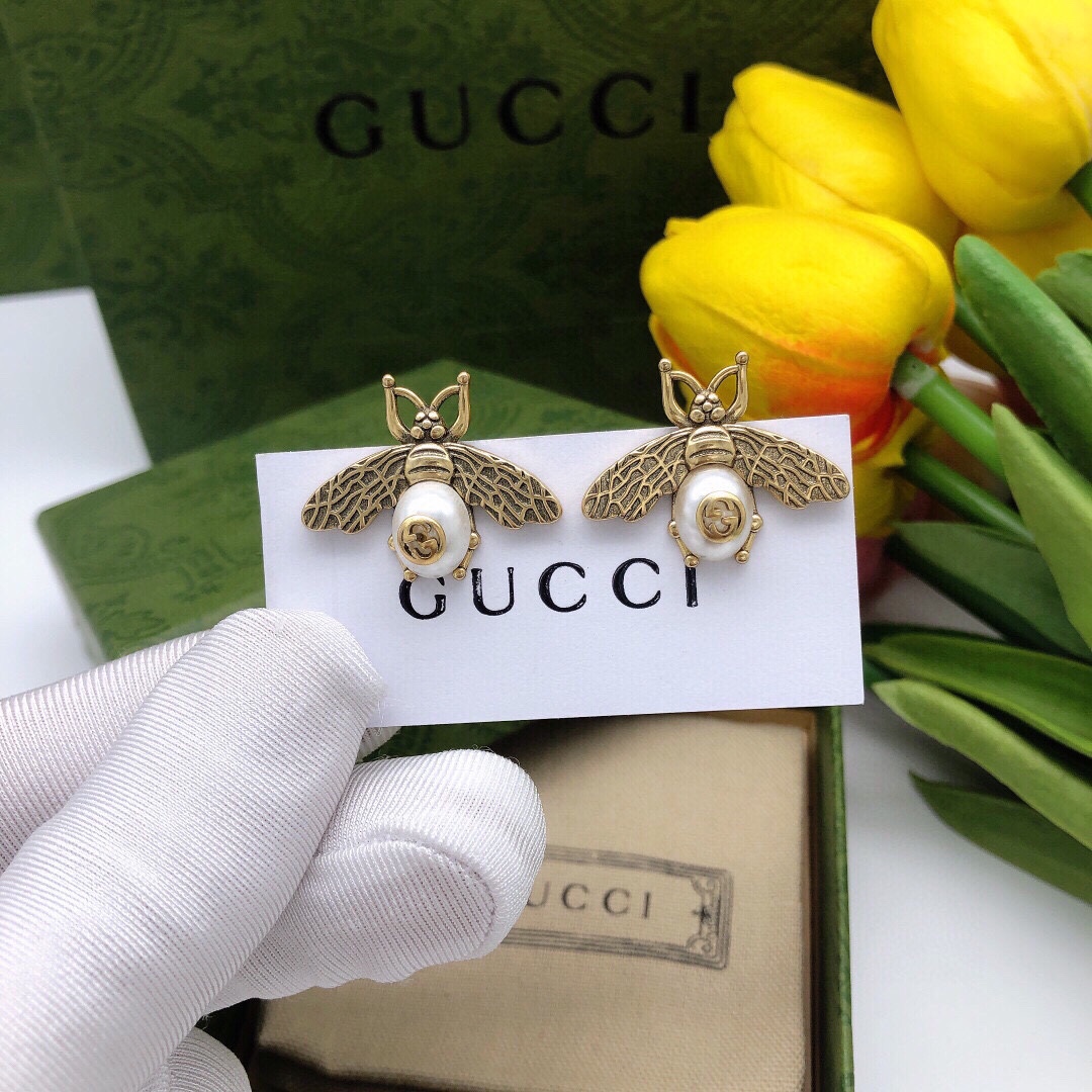 编号GED0146
👑古驰小蜜蜂🐝耳钉 耳环 时尚优雅，翅膀镶嵌白色水晶，可搭配各种造型，增添耀眼光彩！