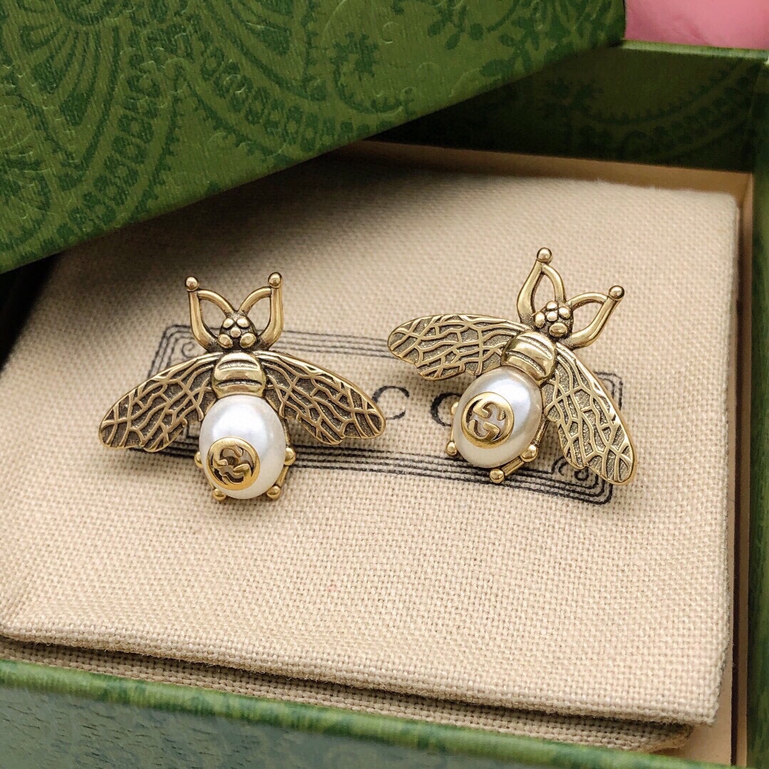编号GED0146
👑古驰小蜜蜂🐝耳钉 耳环 时尚优雅，翅膀镶嵌白色水晶，可搭配各种造型，增添耀眼光彩！