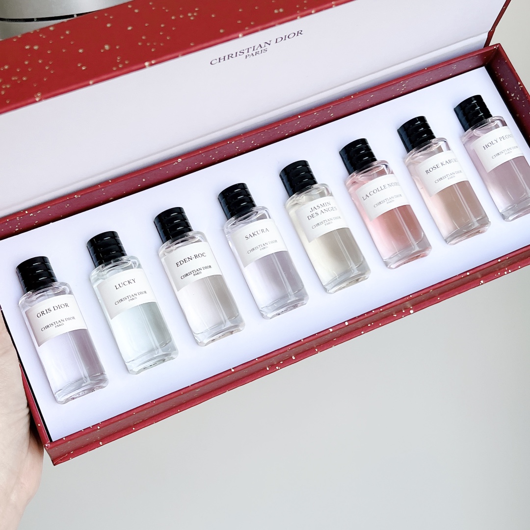 95💰
迪奥典藏香水小样7.5ml八件套！内含：7.5ml*8。味道：波希玫雅 ，银影青木香 ，幸运风铃， 琥珀幽香，蒙田柑香，狂野信步，墨山繁花，素馨佳人。