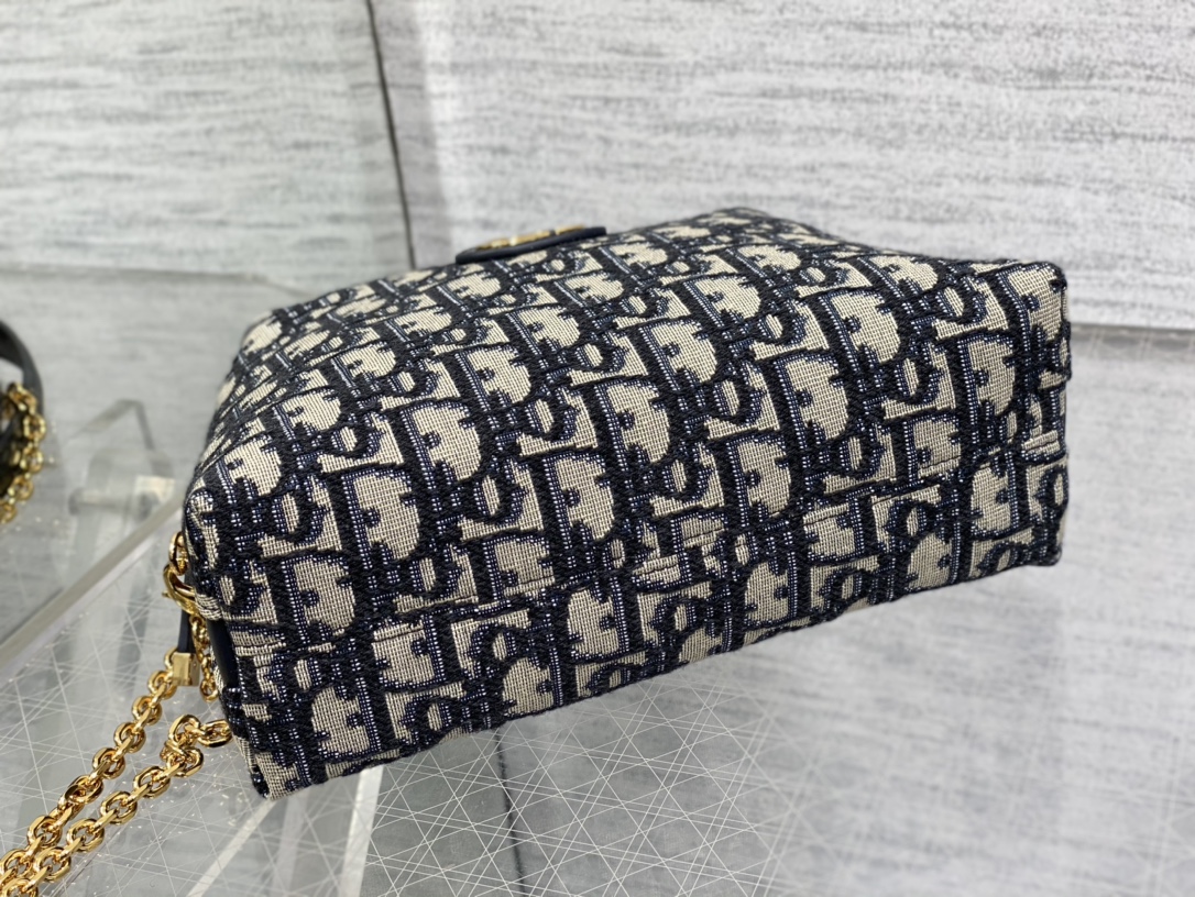 迪奥Dior顶级进口原厂刺绣链条贝壳包现货️Montaigne系列贝壳链条包又是一个小可爱独特的包形搭配