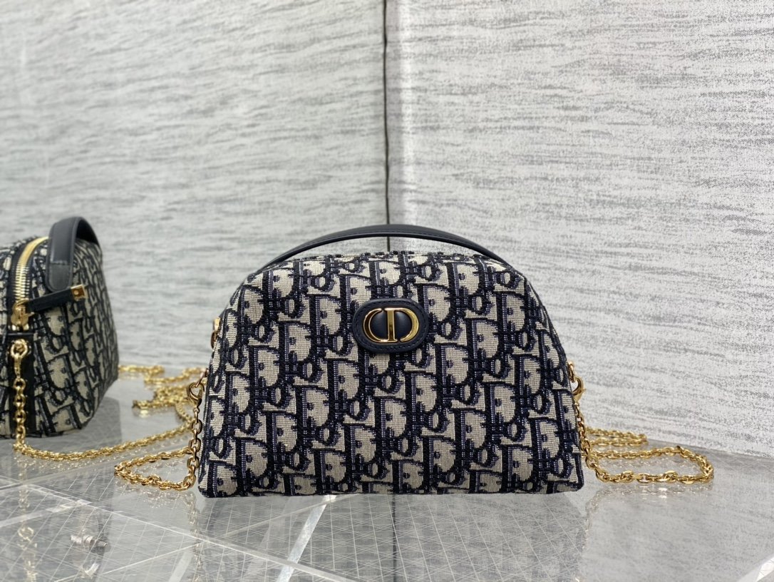 迪奥Dior顶级进口原厂刺绣链条贝壳包现货️Montaigne系列贝壳链条包又是一个小可爱独特的包形搭配