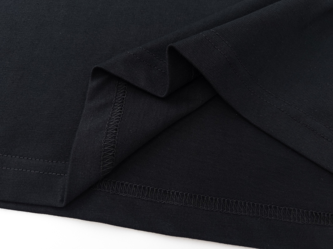 BALENCIAGA/巴黎世家25ss 双人像多国旗直喷印花短袖 黑色白色-Chinese UA Cheap High Quatity Brand Clothes Bags handbags Sneakers wholesale wholesaler seller from China Factory suppliers Fashion Clothing Shoes best Quality Beautiful Price BALENCIAGA/巴黎世家25ss 双人像多国旗直喷印花短袖 黑色白色