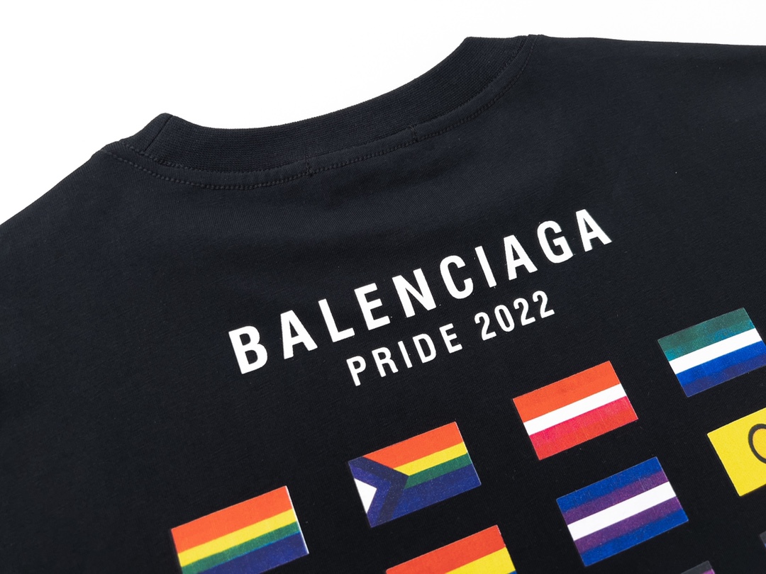 BALENCIAGA/巴黎世家25ss 双人像多国旗直喷印花短袖 黑色白色-Chinese UA Cheap High Quatity Brand Clothes Bags handbags Sneakers wholesale wholesaler seller from China Factory suppliers Fashion Clothing Shoes best Quality Beautiful Price BALENCIAGA/巴黎世家25ss 双人像多国旗直喷印花短袖 黑色白色