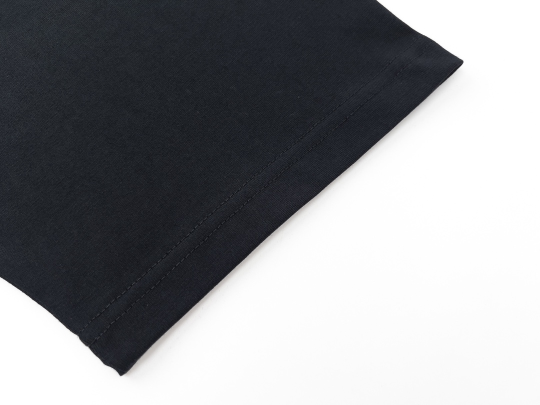 BALENCIAGA/巴黎世家25ss 双人像多国旗直喷印花短袖 黑色白色-Chinese UA Cheap High Quatity Brand Clothes Bags handbags Sneakers wholesale wholesaler seller from China Factory suppliers Fashion Clothing Shoes best Quality Beautiful Price BALENCIAGA/巴黎世家25ss 双人像多国旗直喷印花短袖 黑色白色