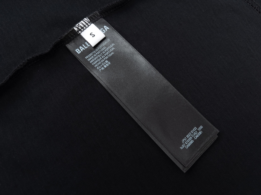 BALENCIAGA/巴黎世家25ss 双人像多国旗直喷印花短袖 黑色白色-Chinese UA Cheap High Quatity Brand Clothes Bags handbags Sneakers wholesale wholesaler seller from China Factory suppliers Fashion Clothing Shoes best Quality Beautiful Price BALENCIAGA/巴黎世家25ss 双人像多国旗直喷印花短袖 黑色白色