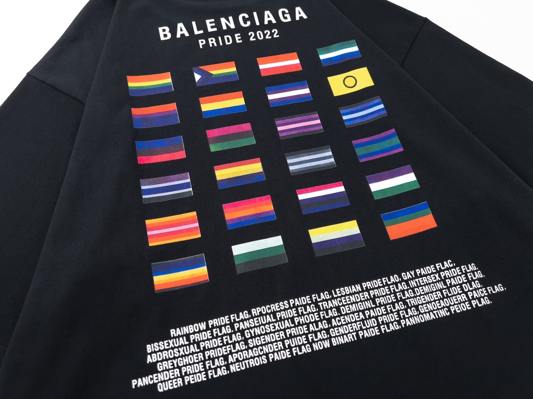 BALENCIAGA/巴黎世家25ss 双人像多国旗直喷印花短袖 黑色白色-Chinese UA Cheap High Quatity Brand Clothes Bags handbags Sneakers wholesale wholesaler seller from China Factory suppliers Fashion Clothing Shoes best Quality Beautiful Price BALENCIAGA/巴黎世家25ss 双人像多国旗直喷印花短袖 黑色白色