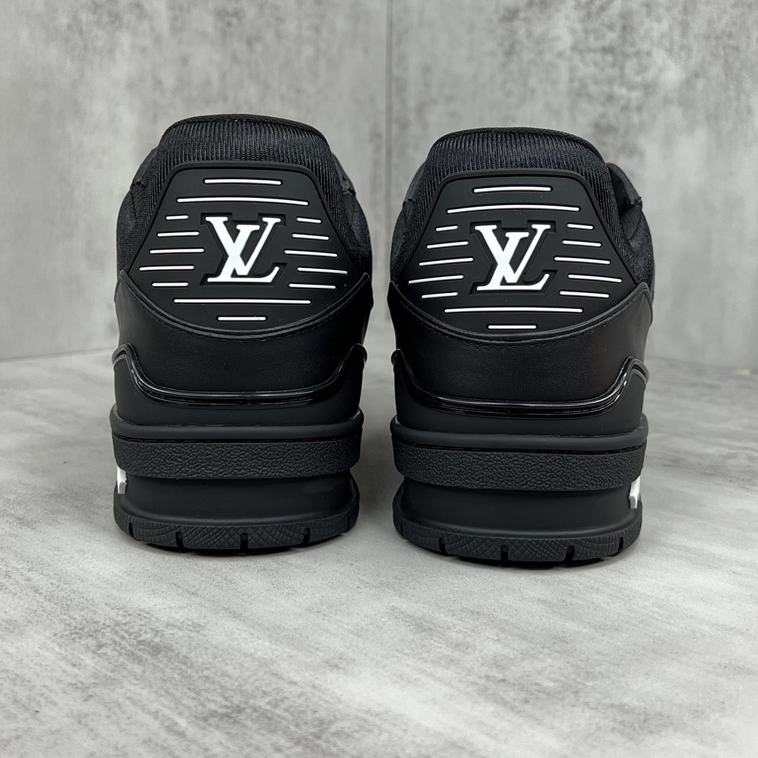 Louis Vuitton 新款上架 2022 Louis*Vuitto* LV Trainer 走秀款大底和面料私模 绝对下血本费心思的一款鞋子 自Vifgil到来之后而设计的这一系列 每一季度都深受众多粉丝的青睐 TPU 大底 包装