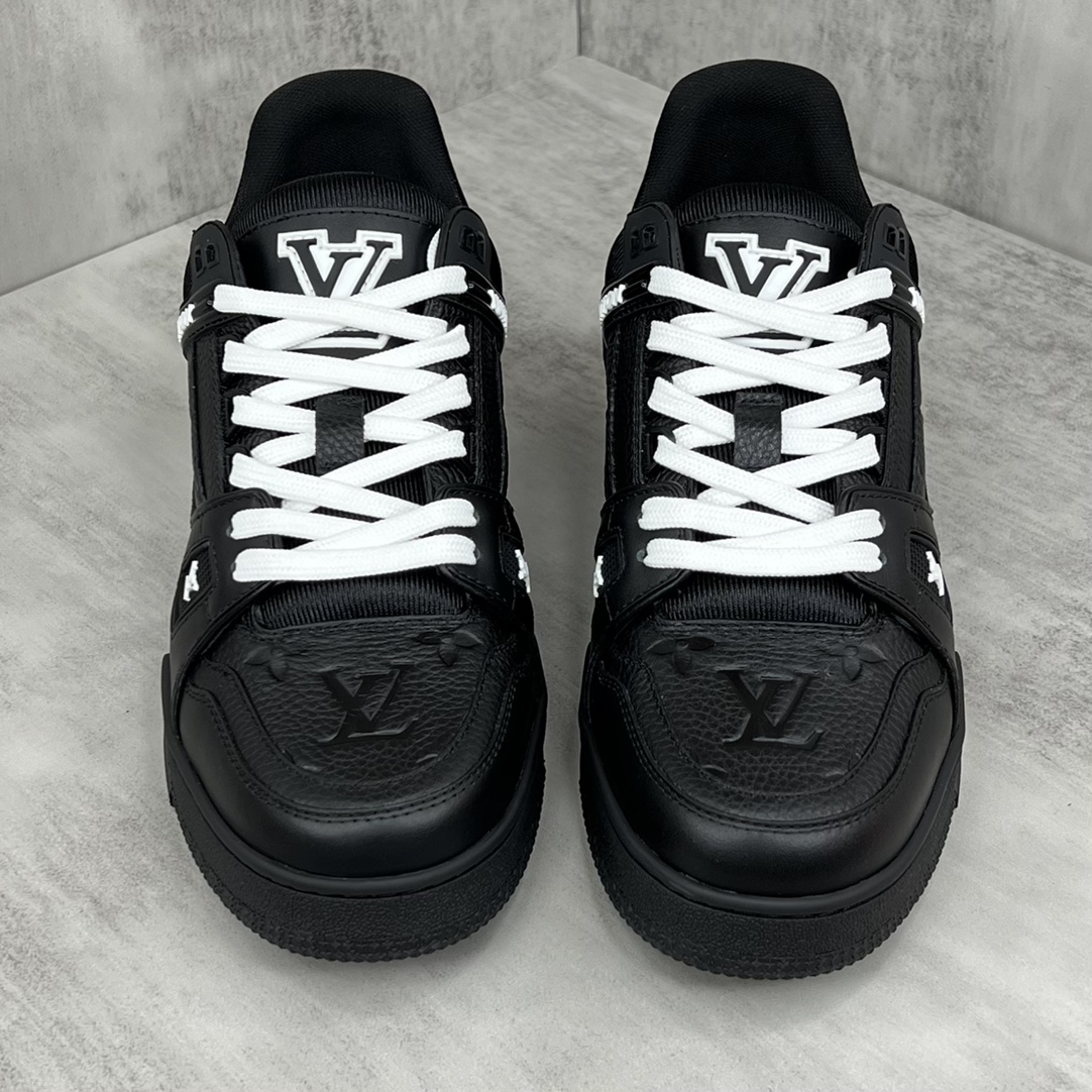 Louis Vuitton 新款上架 2022 Louis*Vuitto* LV Trainer 走秀款大底和面料私模 绝对下血本费心思的一款鞋子 自Vifgil到来之后而设计的这一系列 每一季度都深受众多粉丝的青睐 TPU 大底 包装
