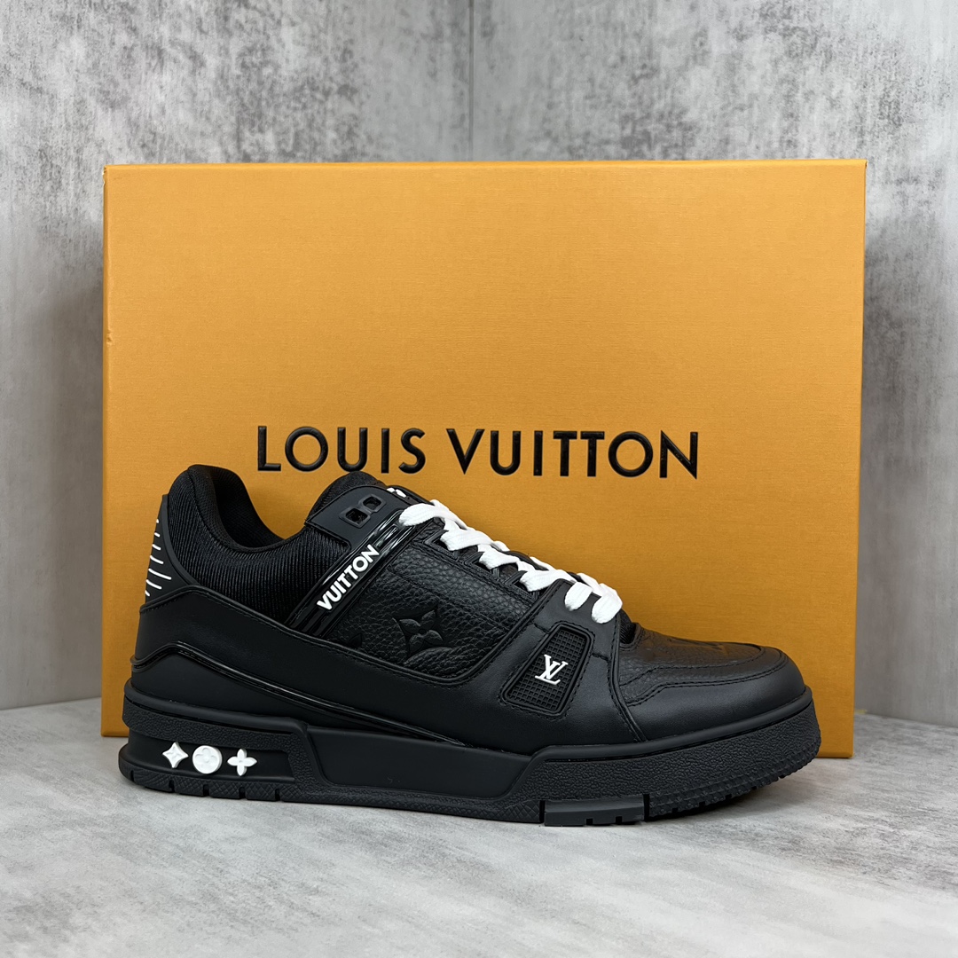 Louis Vuitton 新款上架 2022 Louis*Vuitto* LV Trainer 走秀款大底和面料私模 绝对下血本费心思的一款鞋子 自Vifgil到来之后而设计的这一系列 每一季度都深受众多粉丝的青睐 TPU 大底 包装