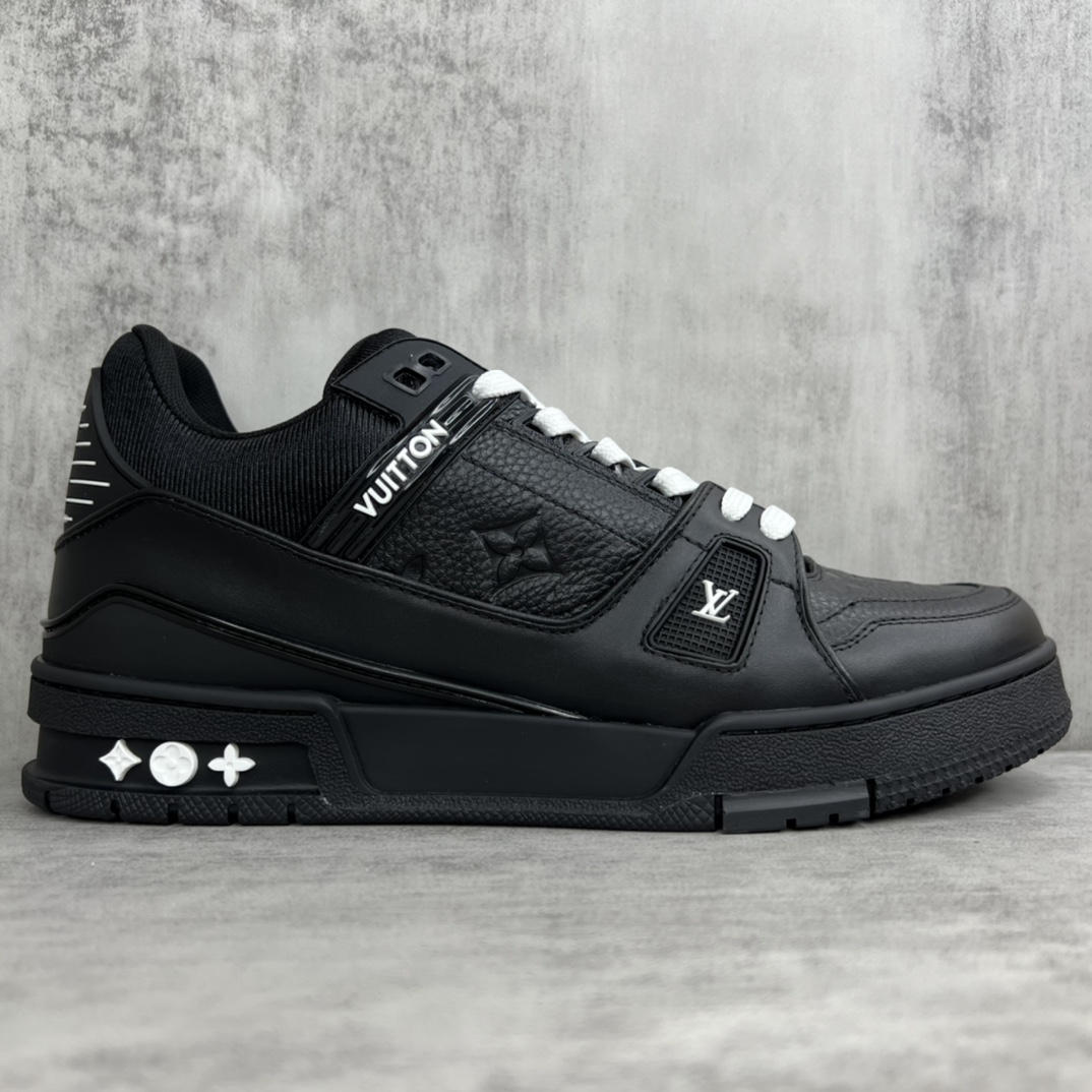 Louis Vuitton 新款上架 2022 Louis*Vuitto* LV Trainer 走秀款大底和面料私模 绝对下血本费心思的一款鞋子 自Vifgil到来之后而设计的这一系列 每一季度都深受众多粉丝的青睐 TPU 大底 包装