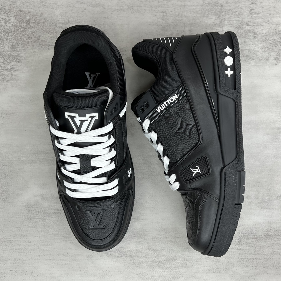 Louis Vuitton 新款上架 2022 Louis*Vuitto* LV Trainer 走秀款大底和面料私模 绝对下血本费心思的一款鞋子 自Vifgil到来之后而设计的这一系列 每一季度都深受众多粉丝的青睐 TPU 大底 包装