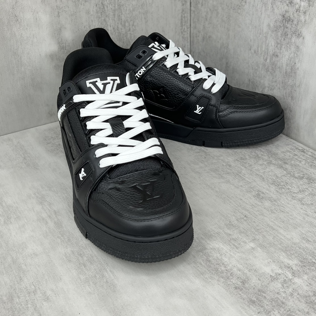Louis Vuitton 新款上架 2022 Louis*Vuitto* LV Trainer 走秀款大底和面料私模 绝对下血本费心思的一款鞋子 自Vifgil到来之后而设计的这一系列 每一季度都深受众多粉丝的青睐 TPU 大底 包装