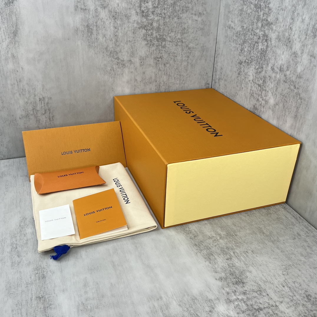 Louis Vuitton 新款上架 2022 Louis*Vuitto* LV Trainer 走秀款大底和面料私模 绝对下血本费心思的一款鞋子 自Vifgil到来之后而设计的这一系列 每一季度都深受众多粉丝的青睐 TPU 大底 包装