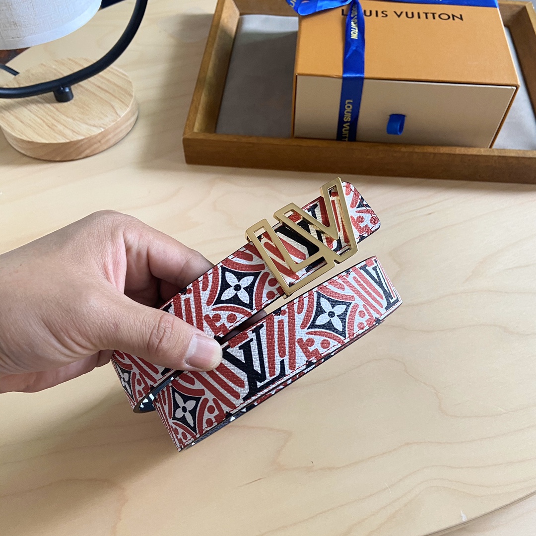 Louis Vuitton 女神节 特价 140 双面腰带 两面都可以使用 标志性的 LV 带扣即可与 Monogram 结合