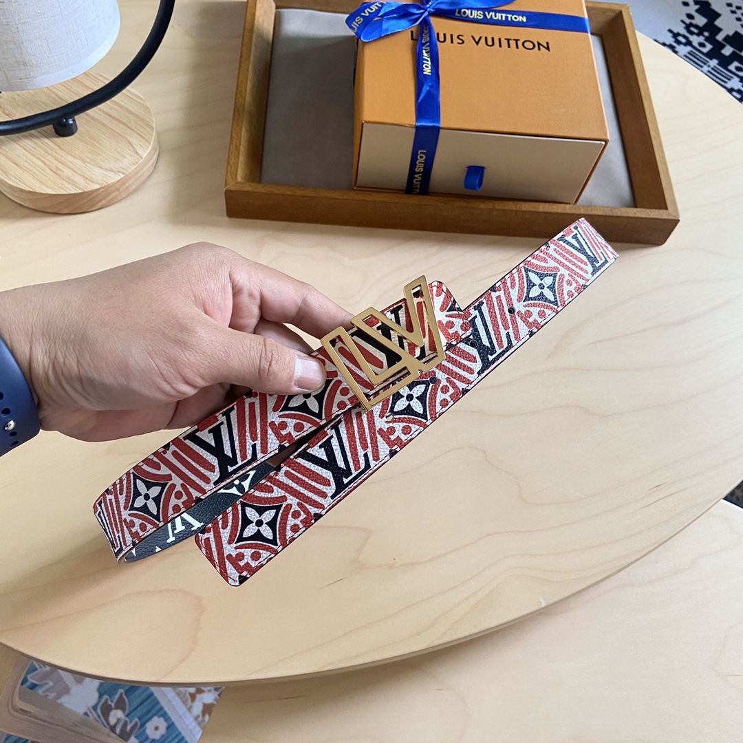 Louis Vuitton 女神节 特价 140 双面腰带 两面都可以使用 标志性的 LV 带扣即可与 Monogram 结合
