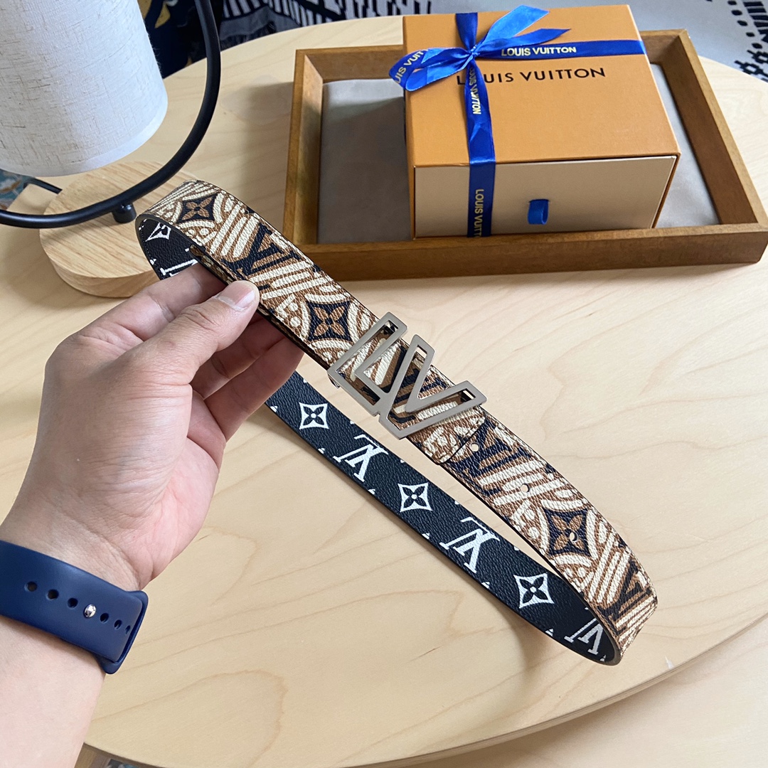 Louis Vuitton 双面腰带 两面都可以使用 标志性的 LV 带扣即可与 Monogram 结合 营造出更多休闲意味
