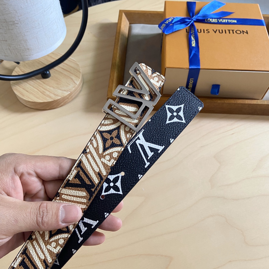 Louis Vuitton 双面腰带 两面都可以使用 标志性的 LV 带扣即可与 Monogram 结合 营造出更多休闲意味