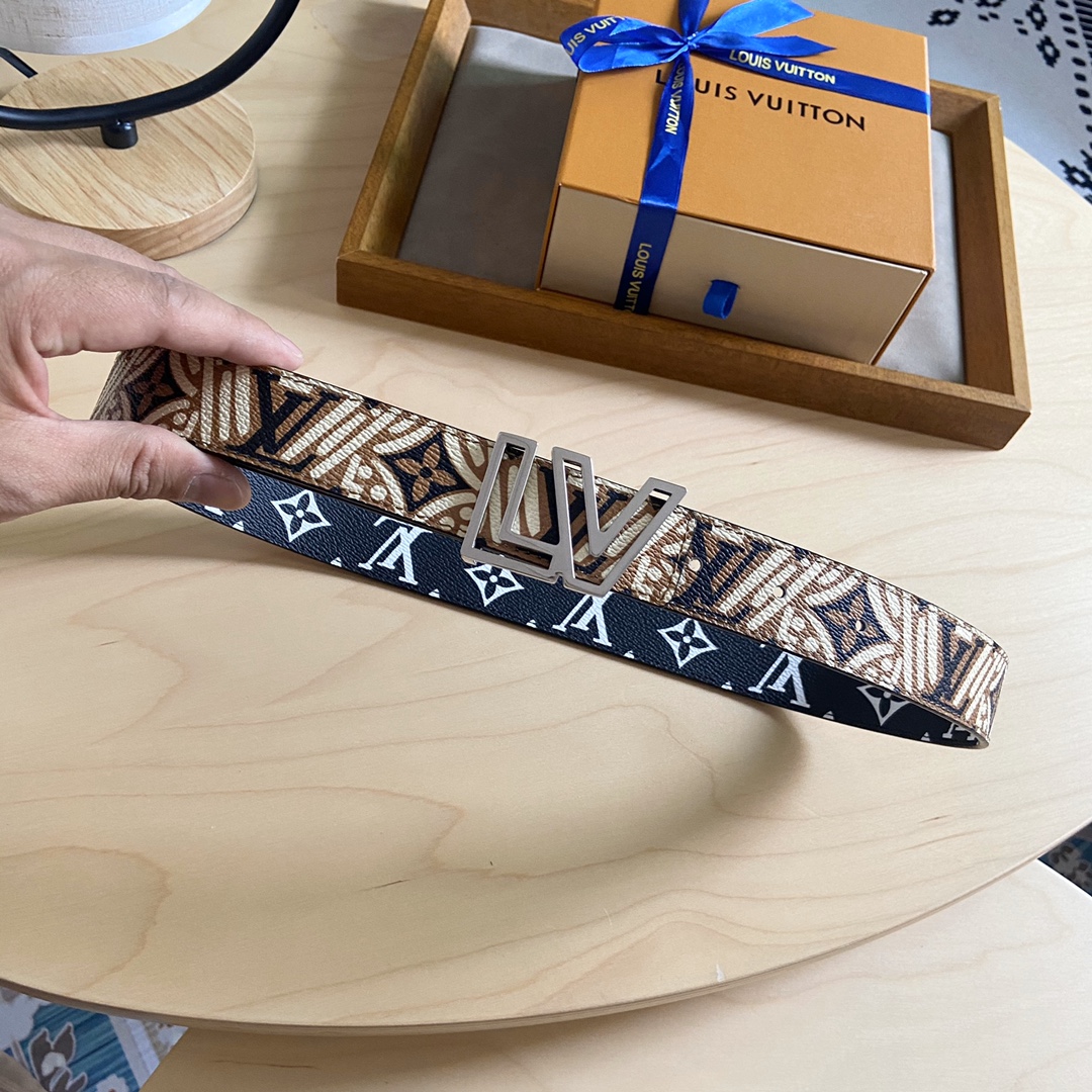 Louis Vuitton 双面腰带 两面都可以使用 标志性的 LV 带扣即可与 Monogram 结合 营造出更多休闲意味