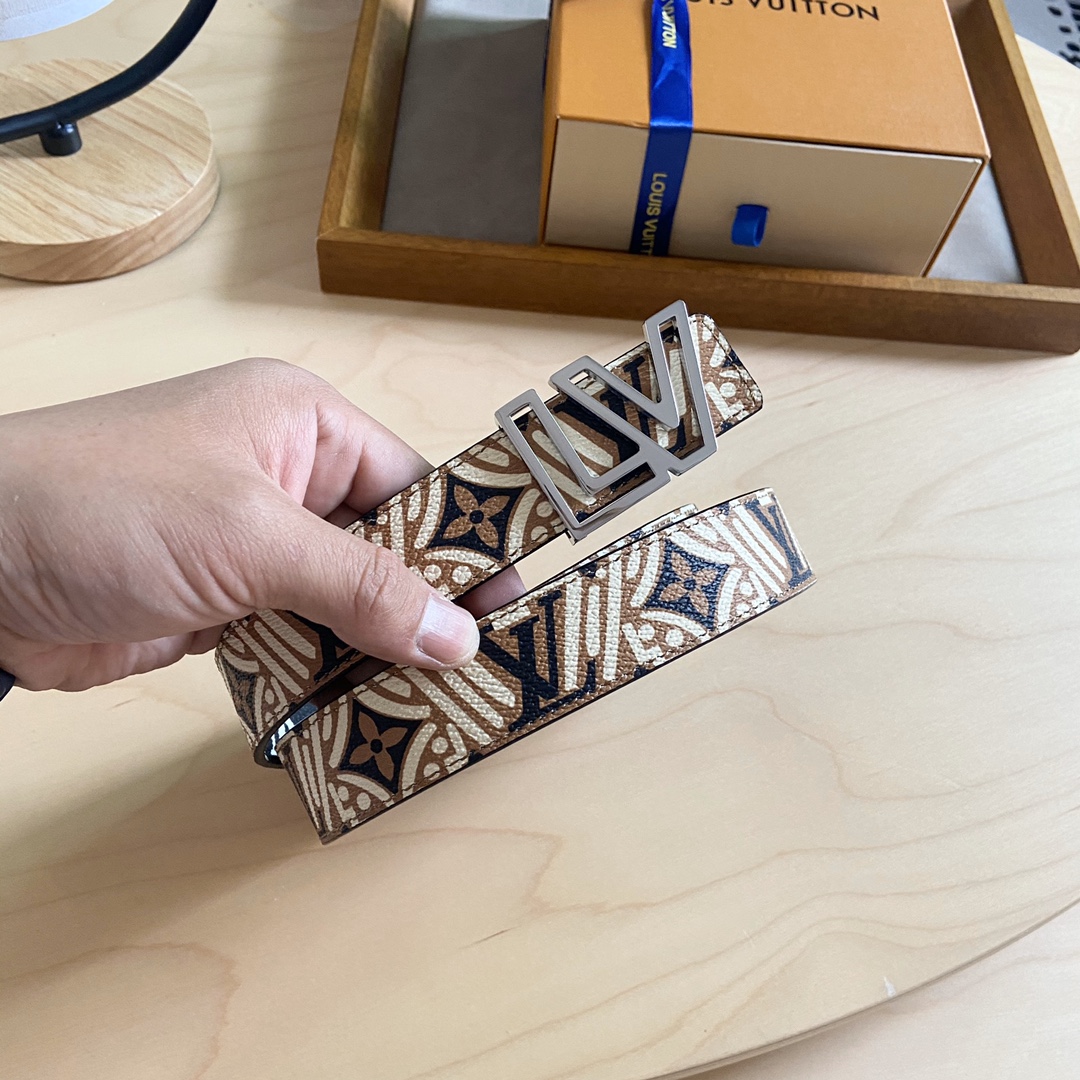 Louis Vuitton 双面腰带 两面都可以使用 标志性的 LV 带扣即可与 Monogram 结合 营造出更多休闲意味
