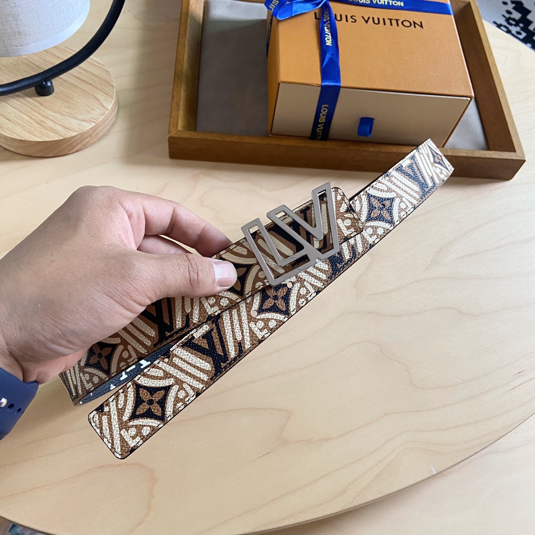Louis Vuitton 双面腰带 两面都可以使用 标志性的 LV 带扣即可与 Monogram 结合 营造出更多休闲意味