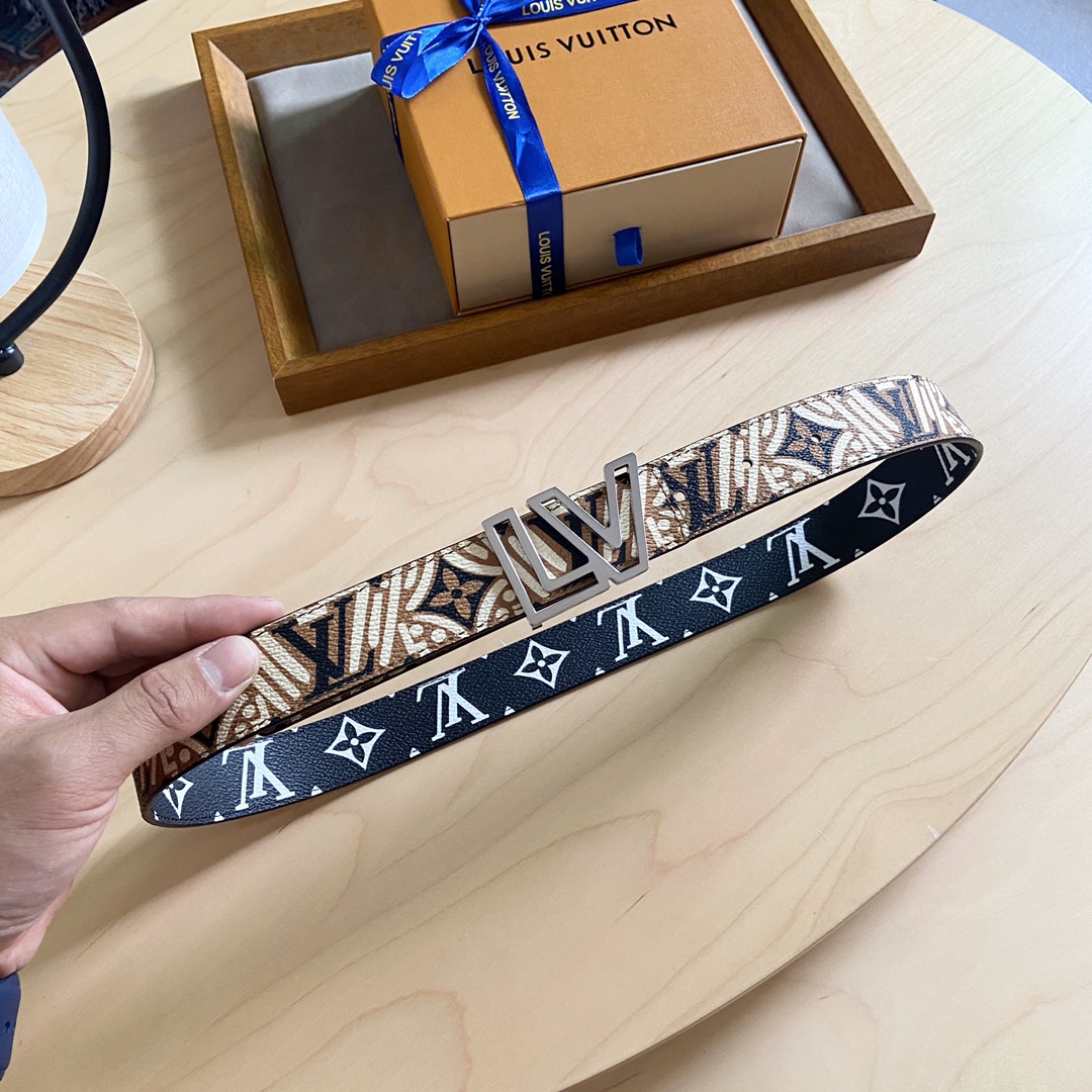Louis Vuitton 双面腰带 两面都可以使用 标志性的 LV 带扣即可与 Monogram 结合 营造出更多休闲意味
