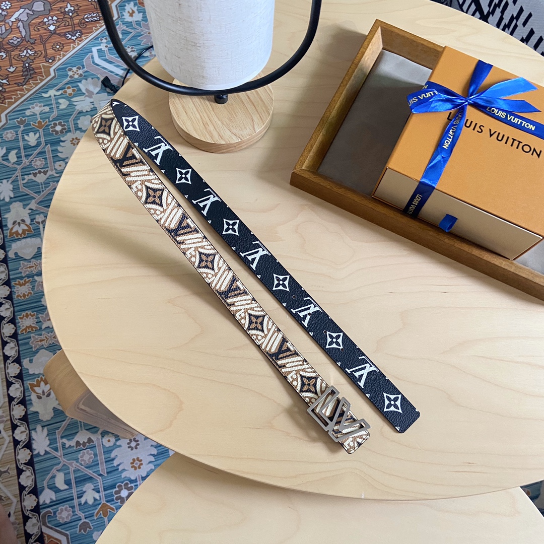 Louis Vuitton 双面腰带 两面都可以使用 标志性的 LV 带扣即可与 Monogram 结合 营造出更多休闲意味
