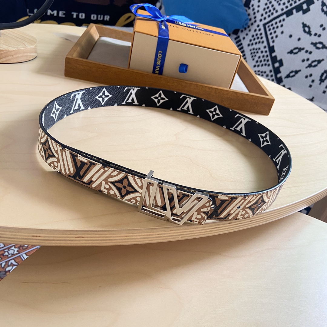 Louis Vuitton 双面腰带 两面都可以使用 标志性的 LV 带扣即可与 Monogram 结合 营造出更多休闲意味