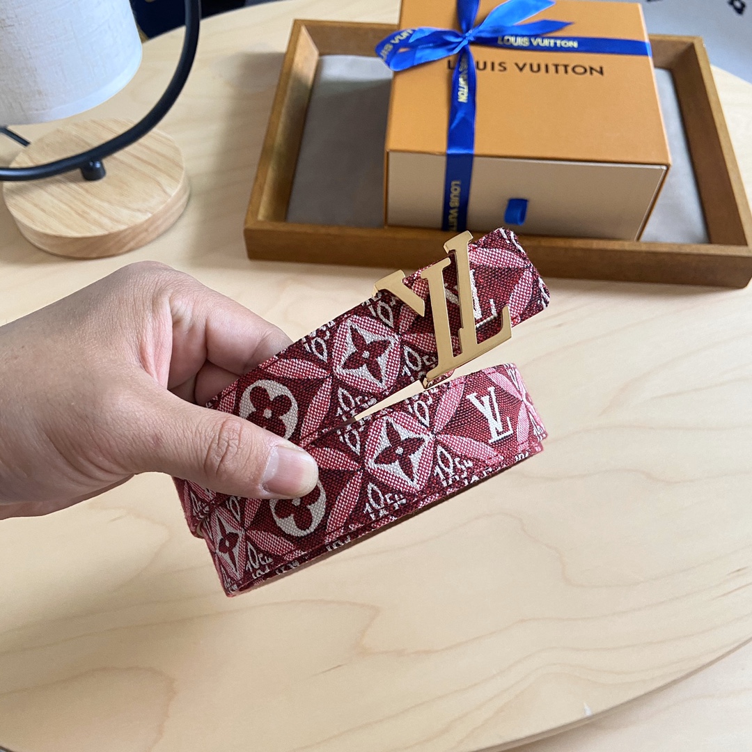 Louis Vuitton 女神节 特价 140 双面腰带 两面都可以使用 标志性的 LV 带扣即可与 Monogram 结合