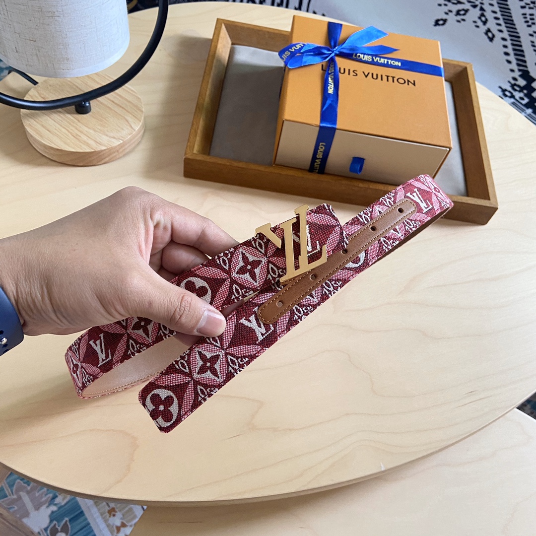 Louis Vuitton 女神节 特价 140 双面腰带 两面都可以使用 标志性的 LV 带扣即可与 Monogram 结合