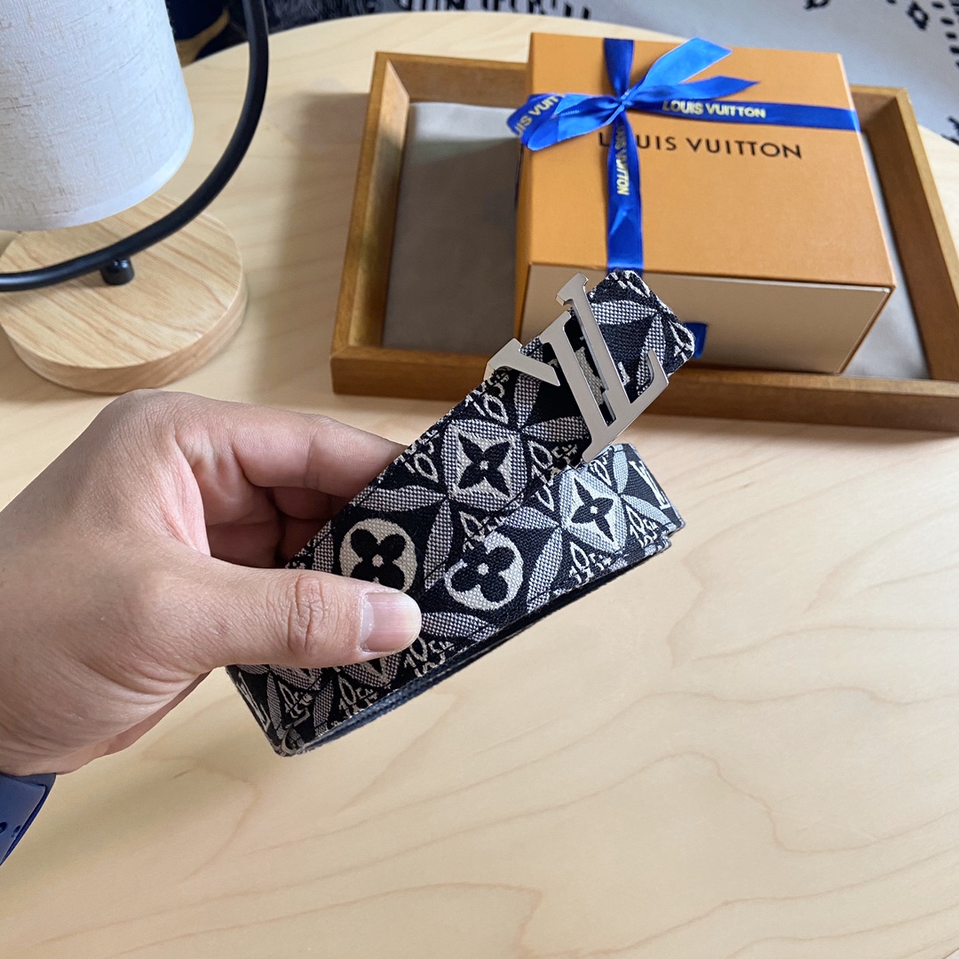 Louis Vuitton 女神节 特价 140 双面腰带 两面都可以使用 标志性的 LV 带扣即可与 Monogram 结合