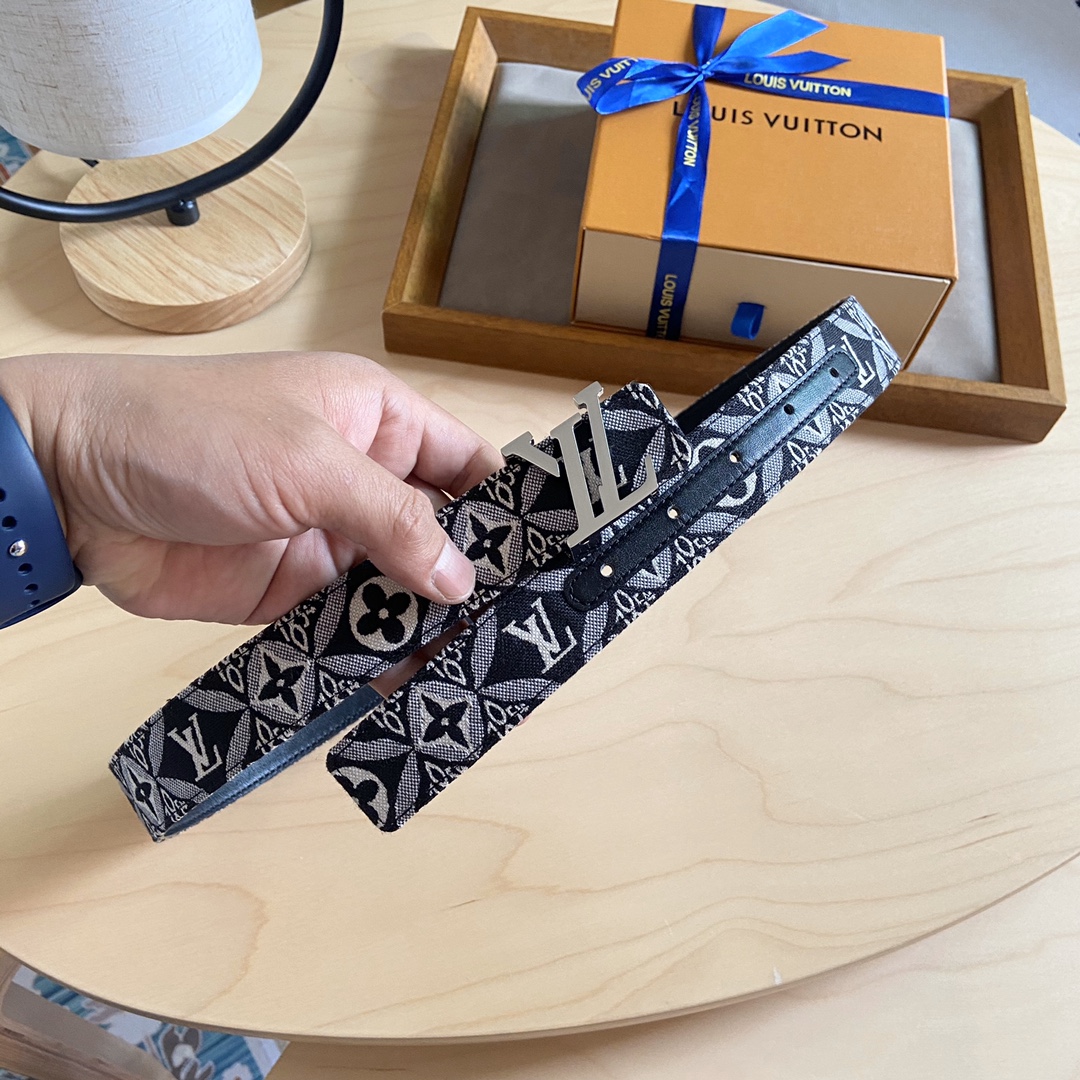 Louis Vuitton 女神节 特价 140 双面腰带 两面都可以使用 标志性的 LV 带扣即可与 Monogram 结合