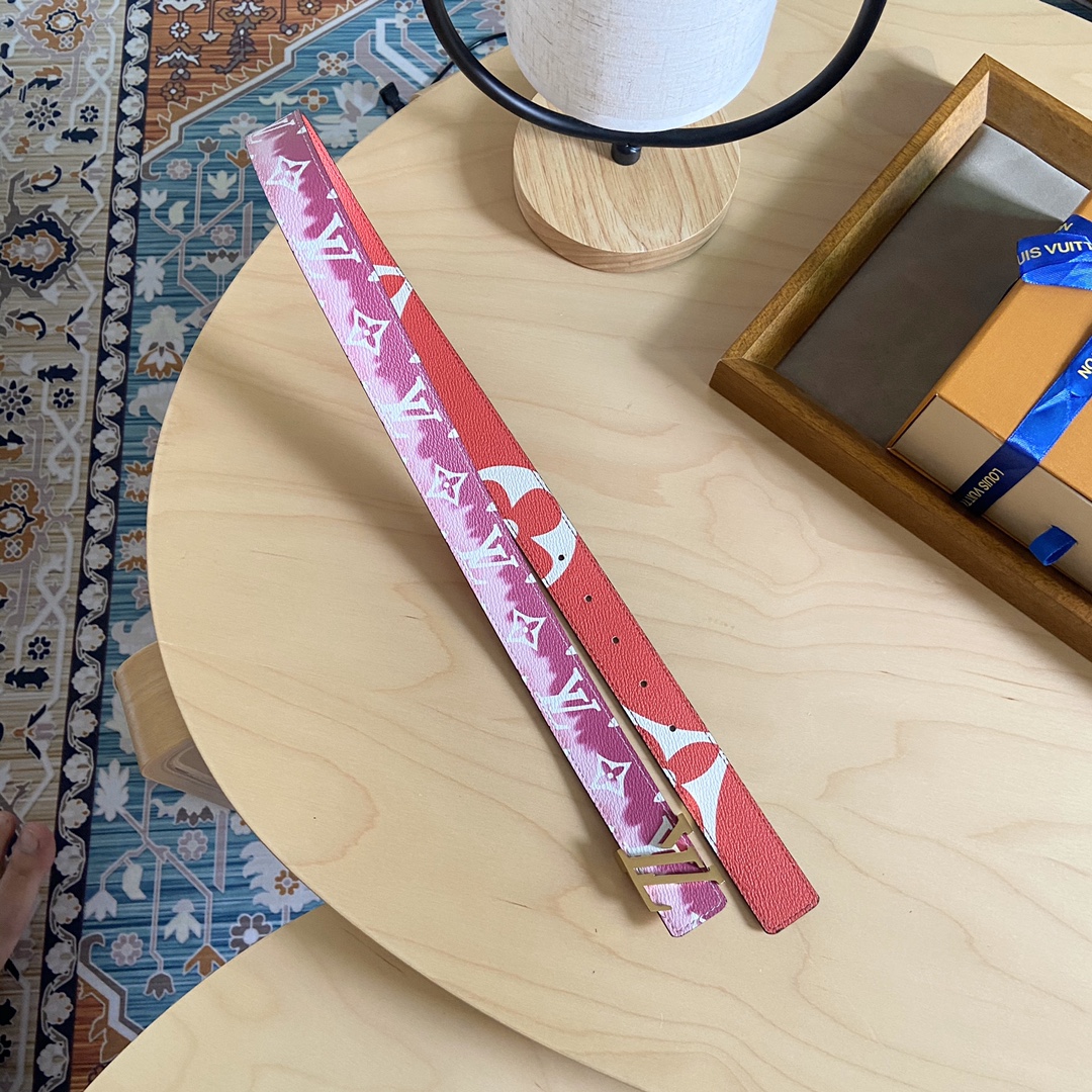 Louis Vuitton 女神节 特价 140 双面腰带 两面都可以使用 标志性的 LV 带扣即可与 Monogram 结合
