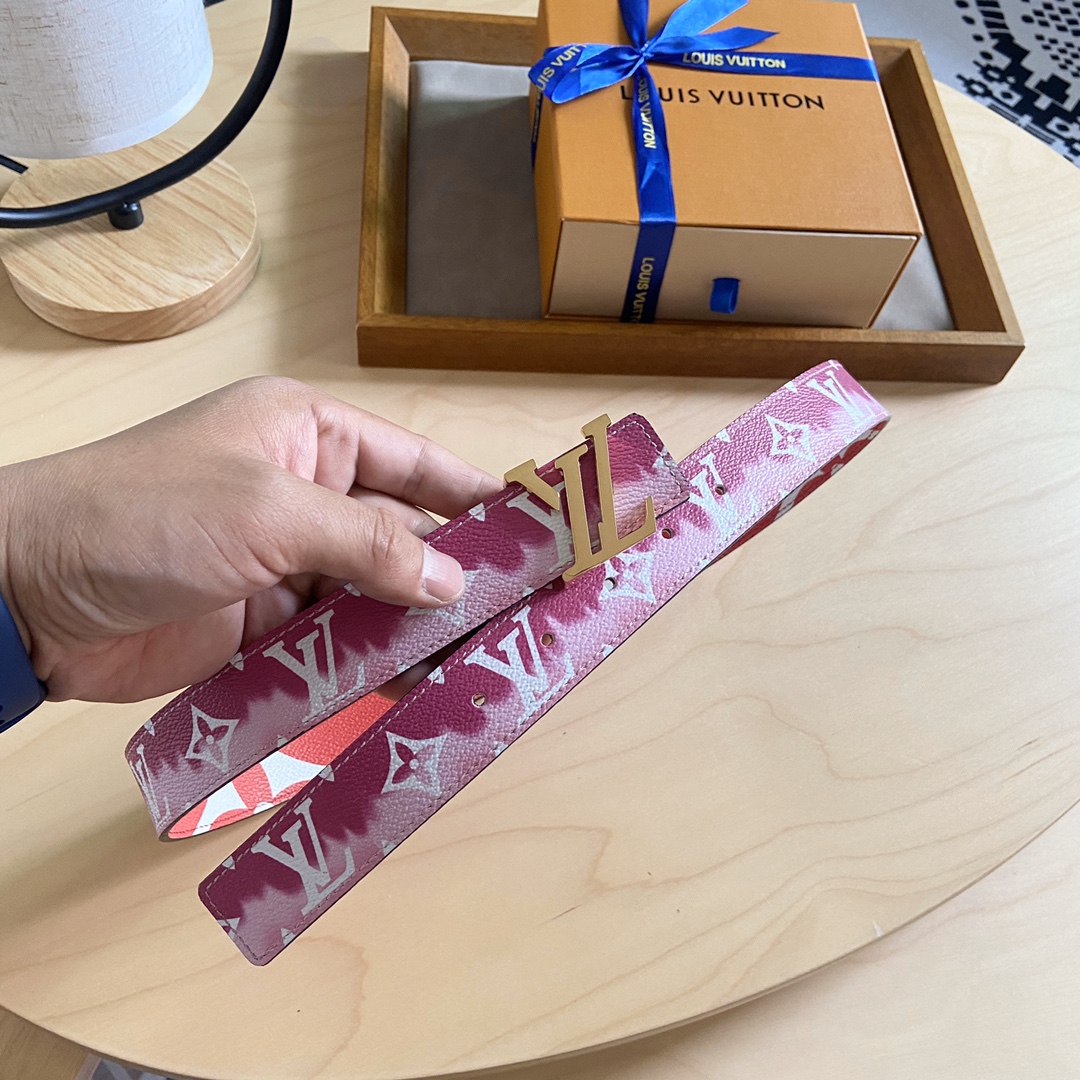 Louis Vuitton 女神节 特价 140 双面腰带 两面都可以使用 标志性的 LV 带扣即可与 Monogram 结合