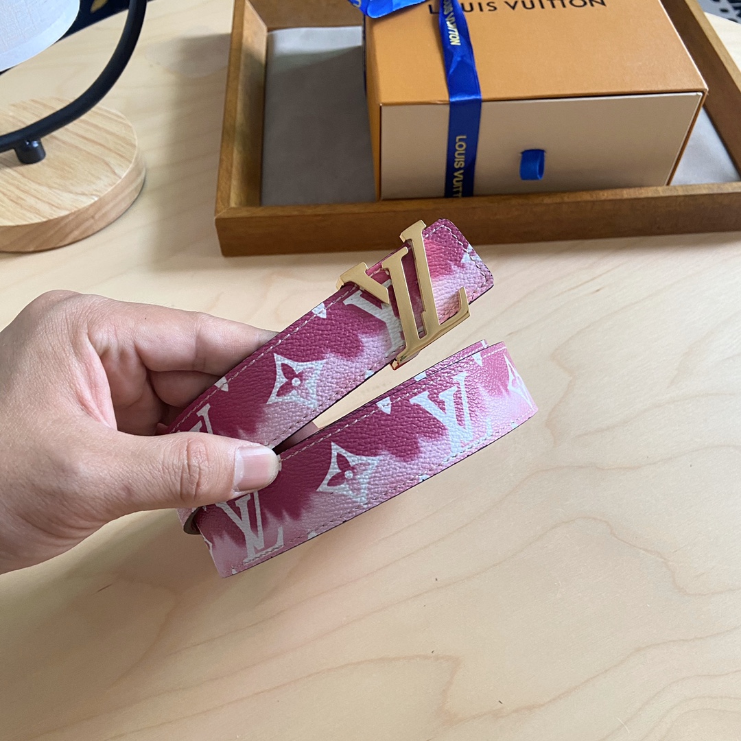 Louis Vuitton 女神节 特价 140 双面腰带 两面都可以使用 标志性的 LV 带扣即可与 Monogram 结合