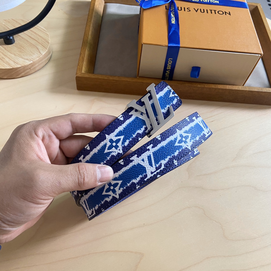 Louis Vuitton 女神节 特价 140 双面腰带 两面都可以使用 标志性的 LV 带扣即可与 Monogram 结合
